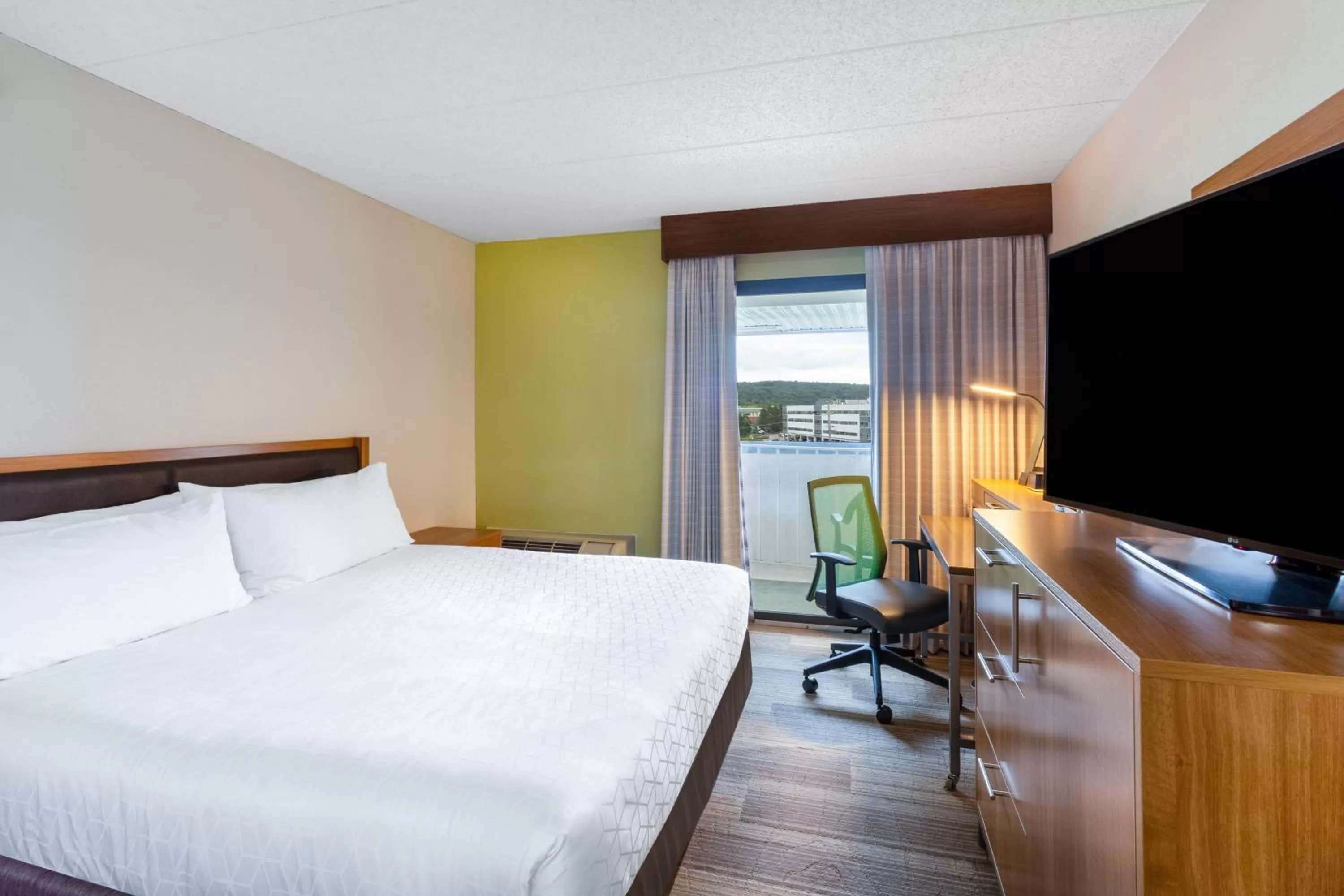 Photo of the whole room, Bed in Holiday Inn Express Hotel & Suites Philadelphia - King of Prussia by IHG