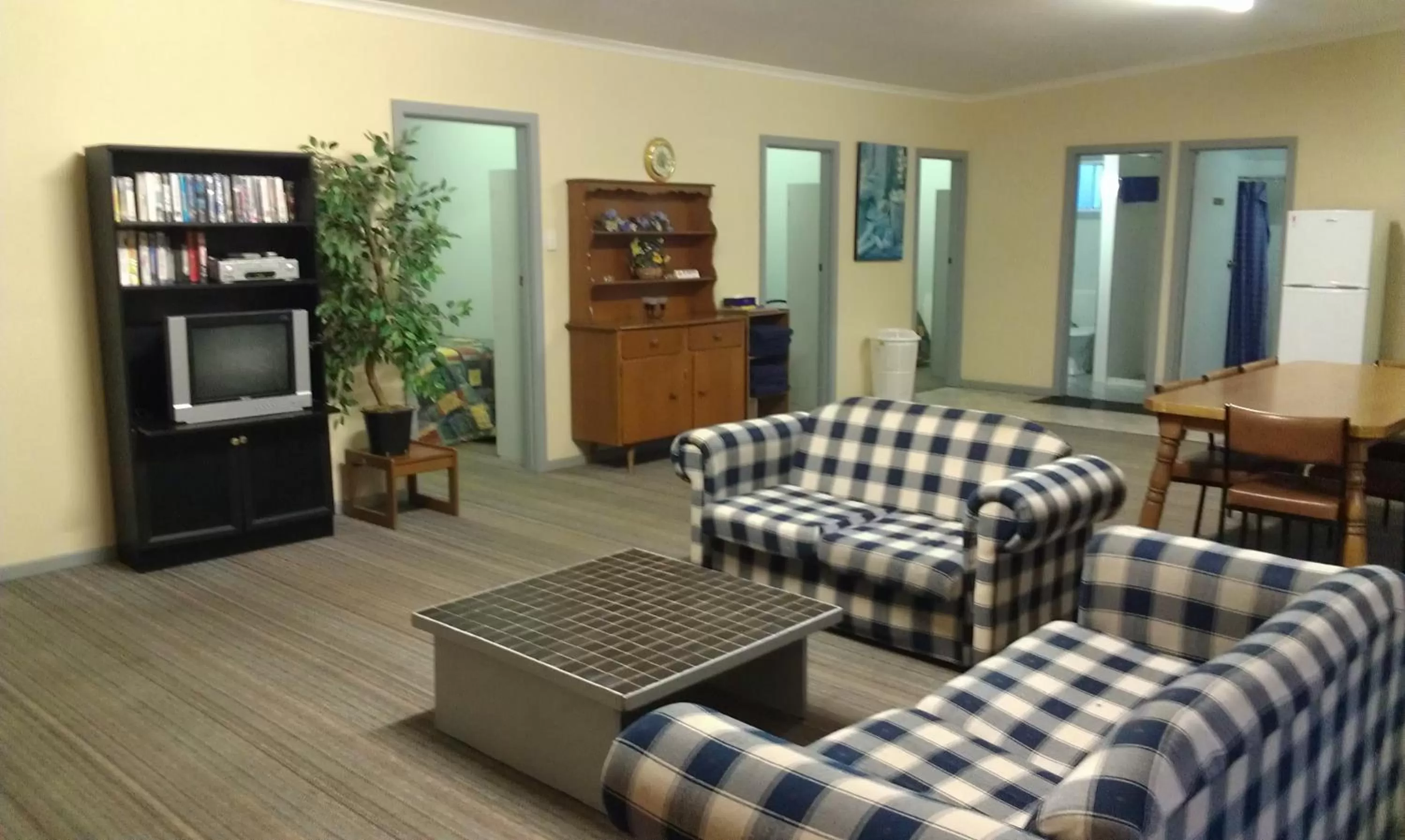 Living room in Avalon Motel