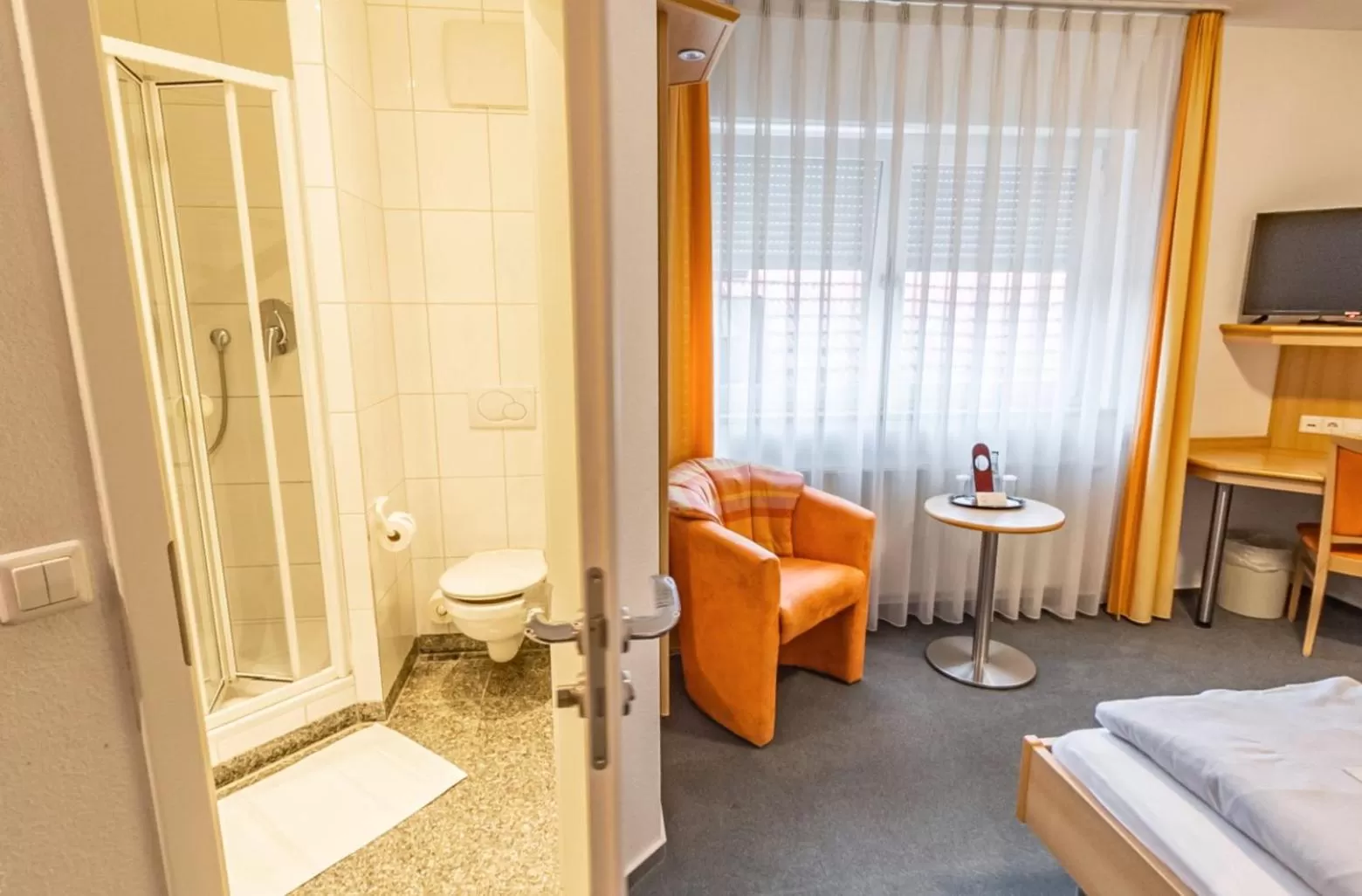 Shower, Bed in Hotel-Gasthof zum Ritter