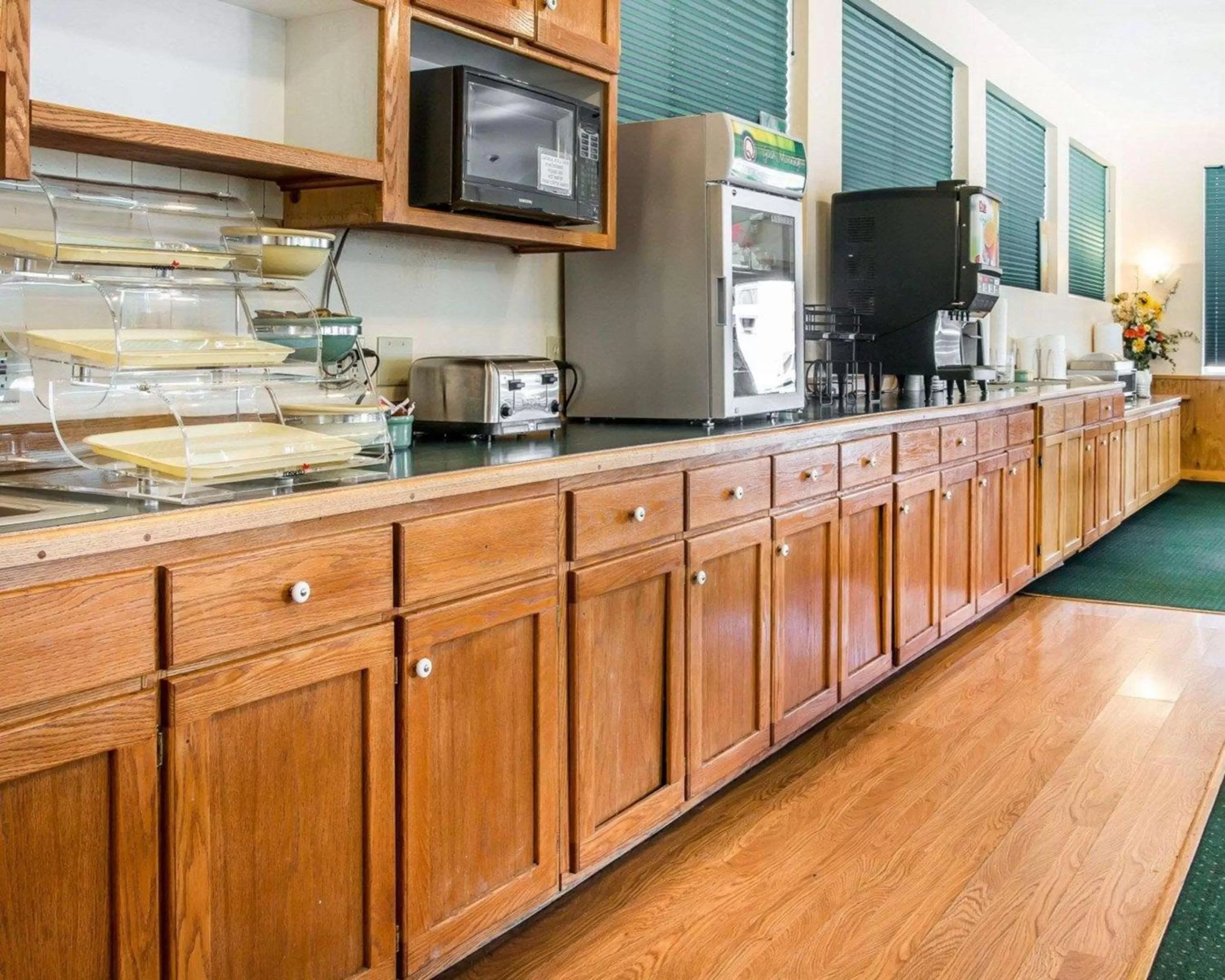 Restaurant/places to eat in Quality Inn & Suites Mackinaw City Beachfront