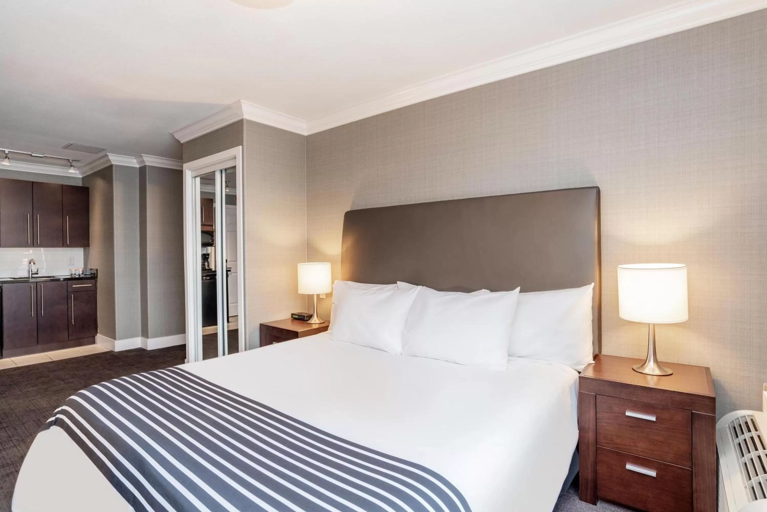 Studio Suite, 1 King Bed, Kitchenette in Sandman Hotel Vancouver Airport