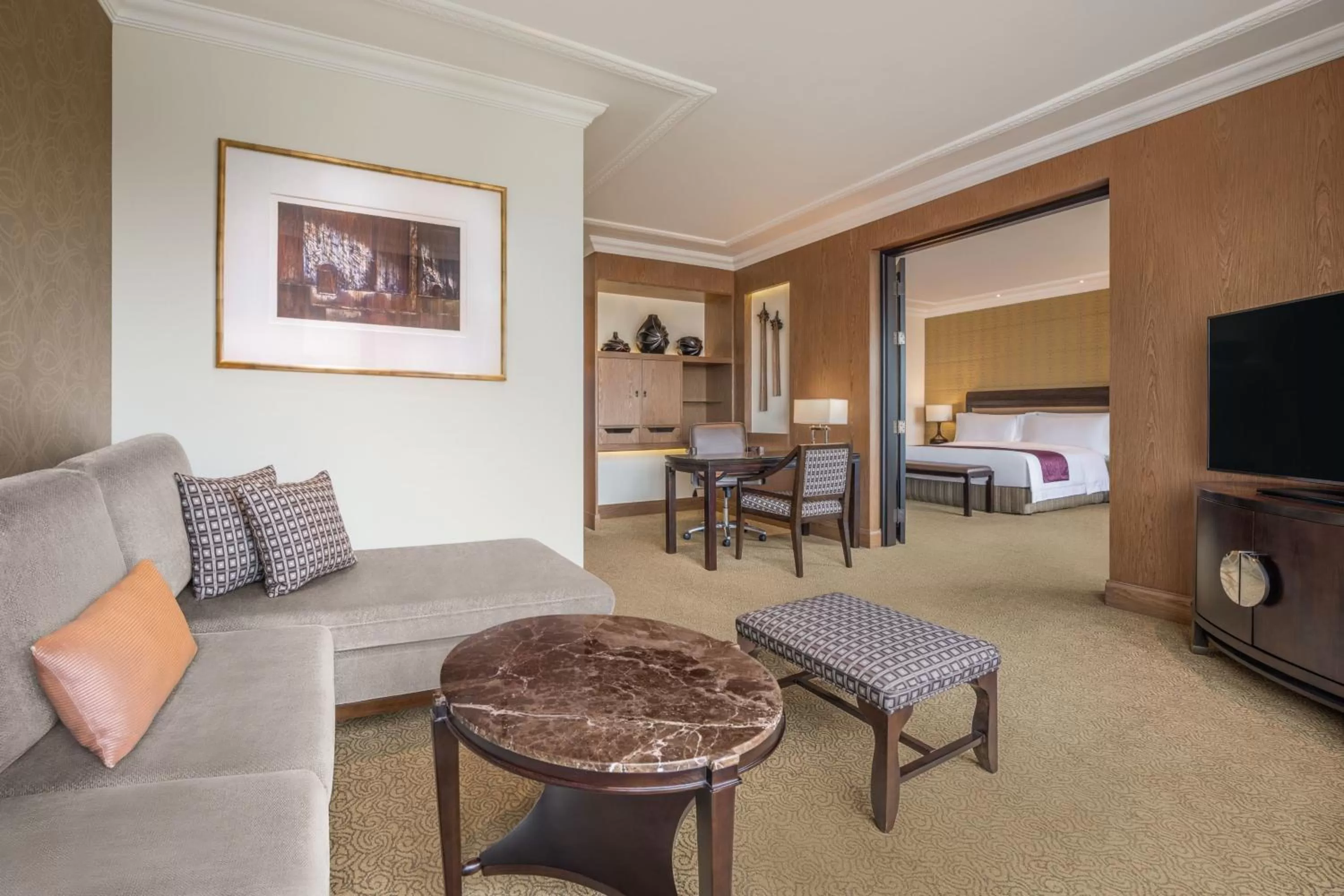 Living room, Bed in Sheraton Grande Sukhumvit, a Luxury Collection Hotel, Bangkok