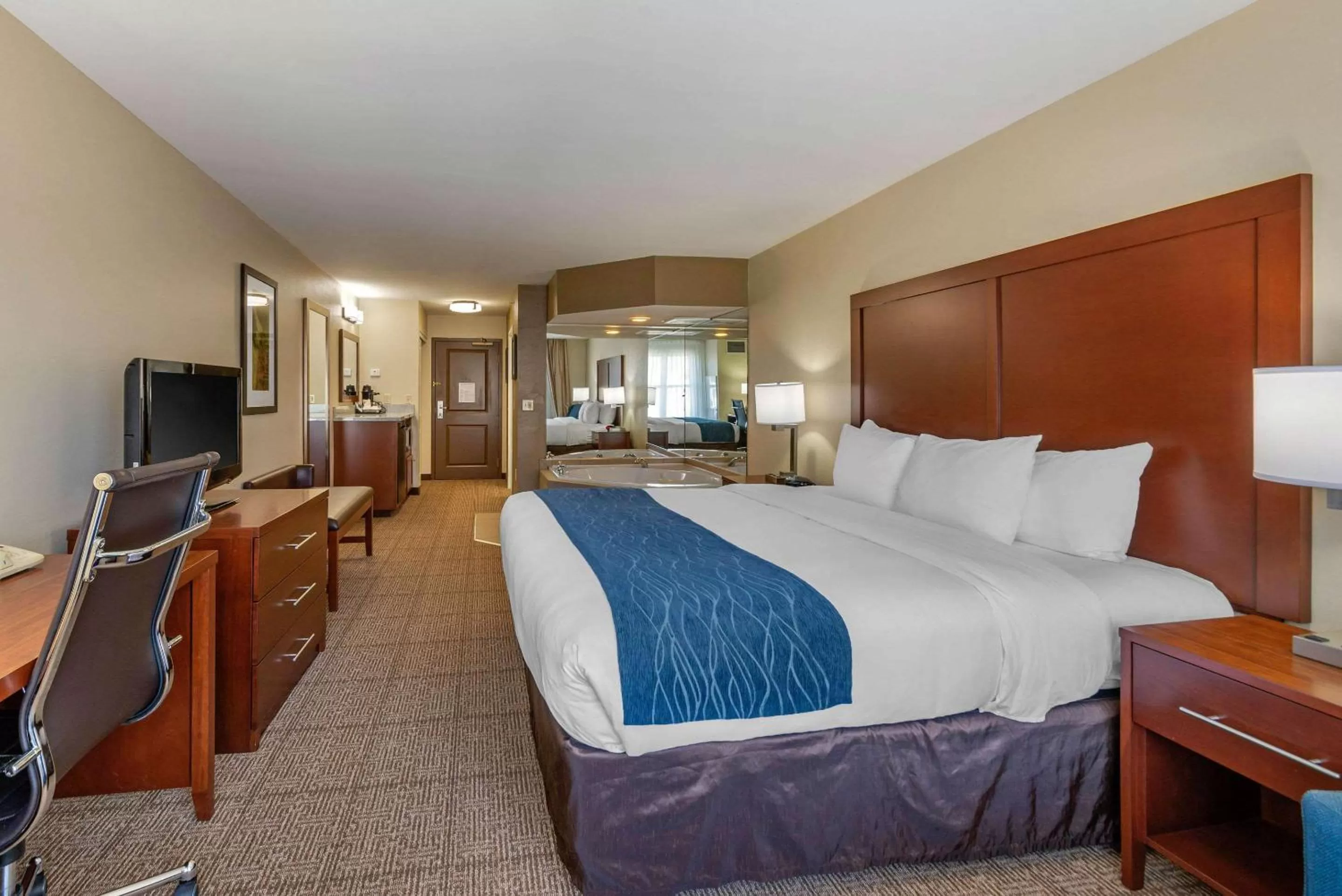 Photo of the whole room, Bed in Comfort Inn & Suites Northern Kentucky