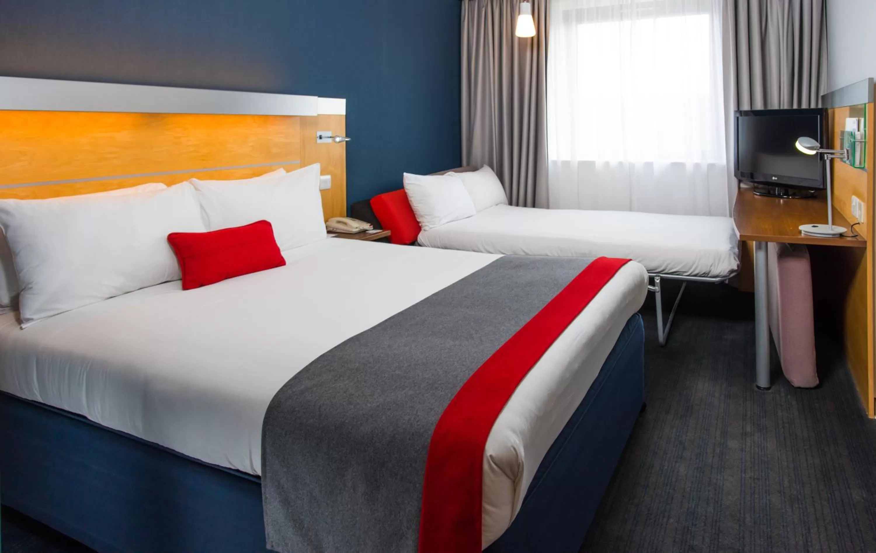 Photo of the whole room, Bed in Holiday Inn Express Hemel Hempstead by IHG