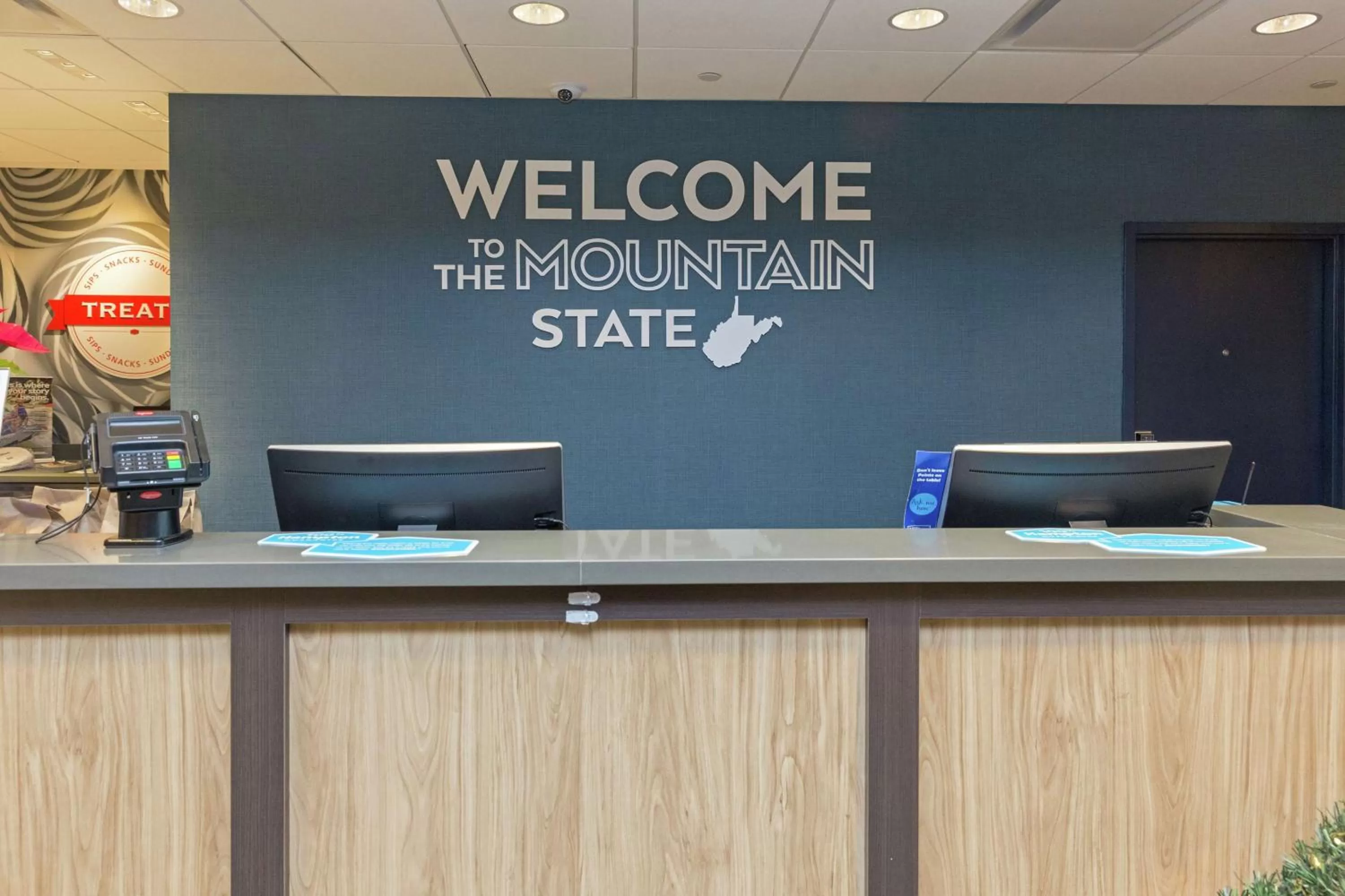 Lobby or reception in Hampton Inn & Suites Morgantown / University Town Centre