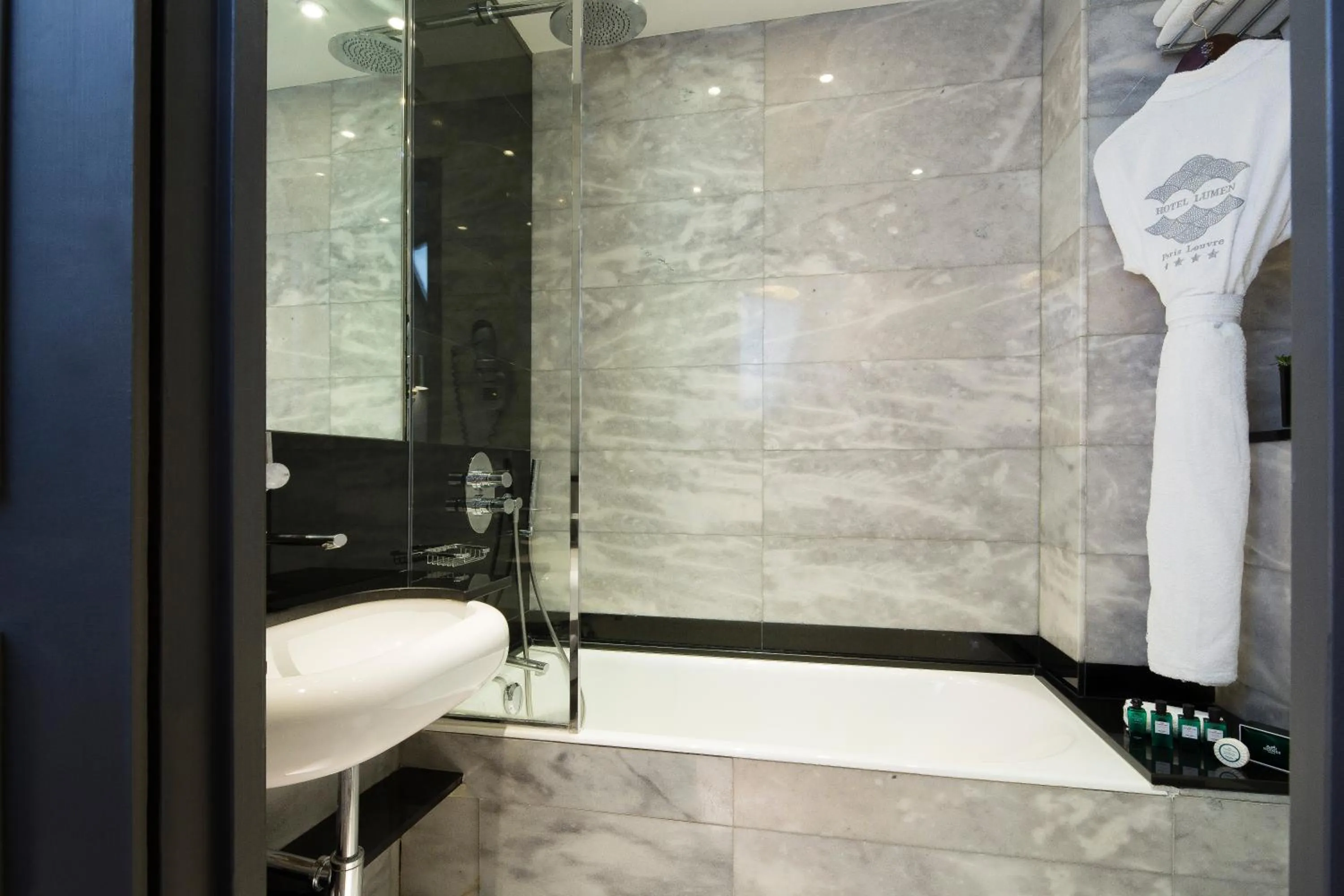 Bathroom in Hotel Lumen Paris Louvre