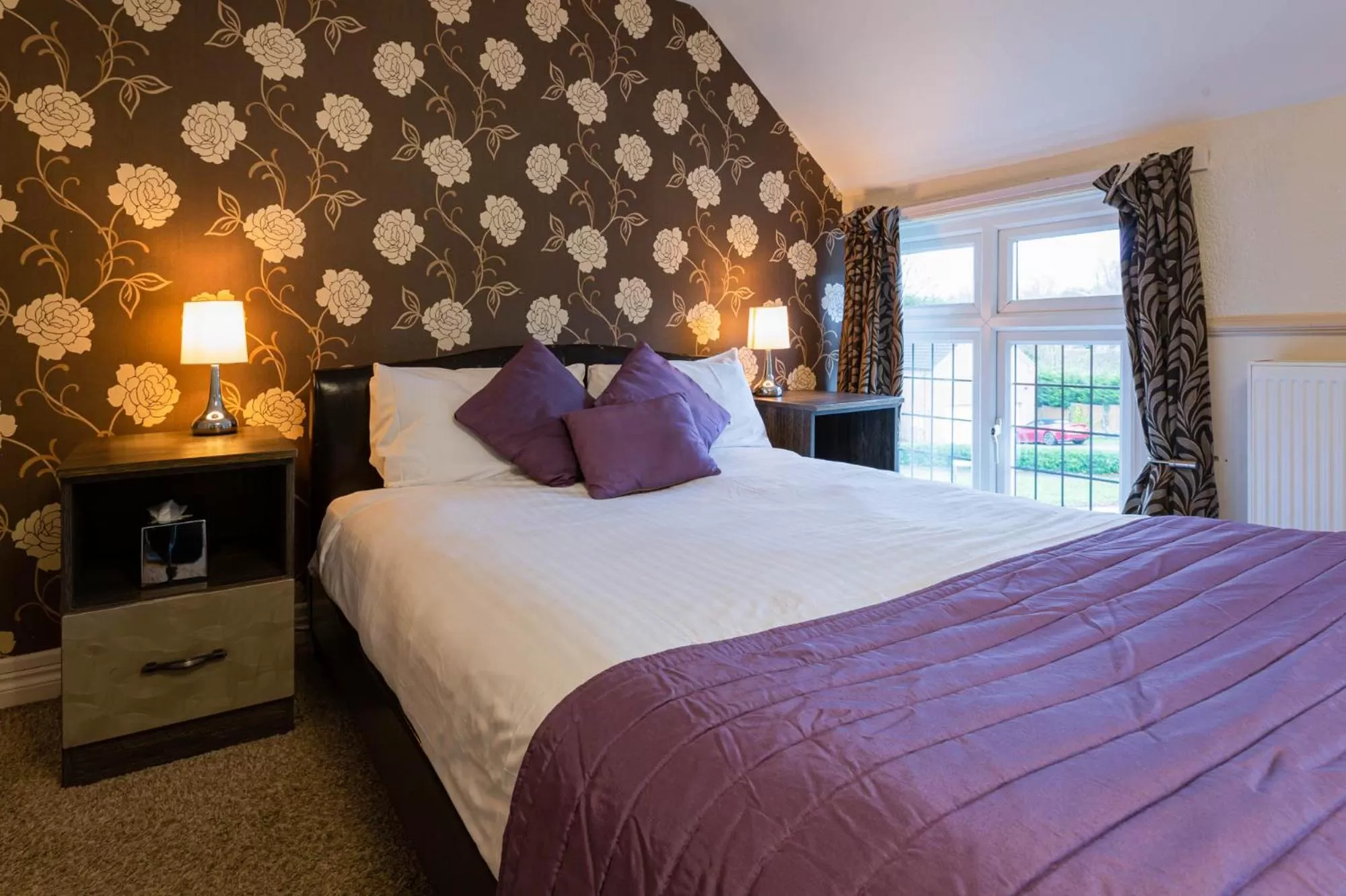 Bedroom, Bed in The White Swan