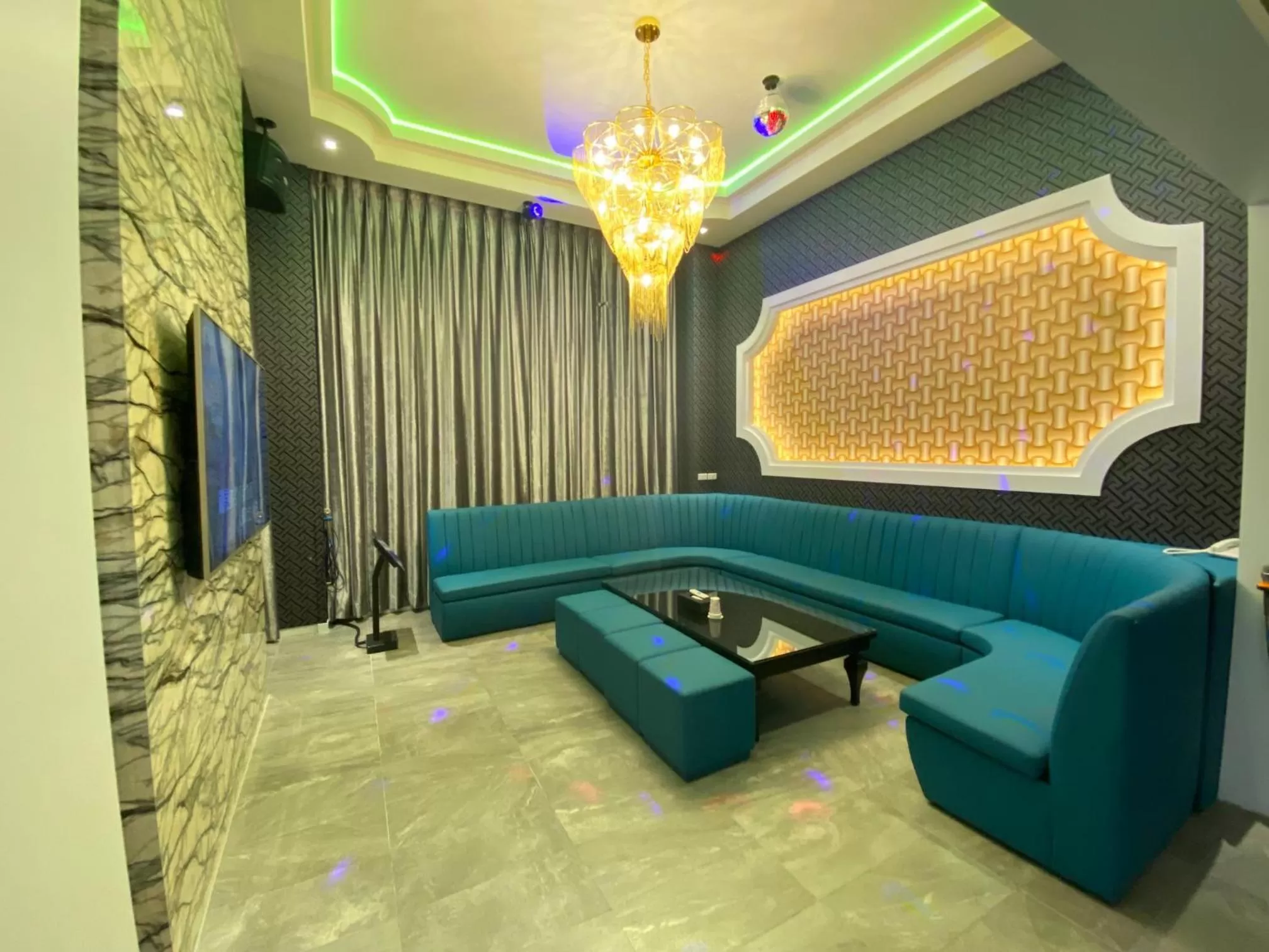 Karaoke in Xiadu Motel