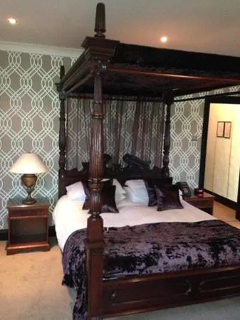 Bedroom, Bed in The Popinjay Hotel