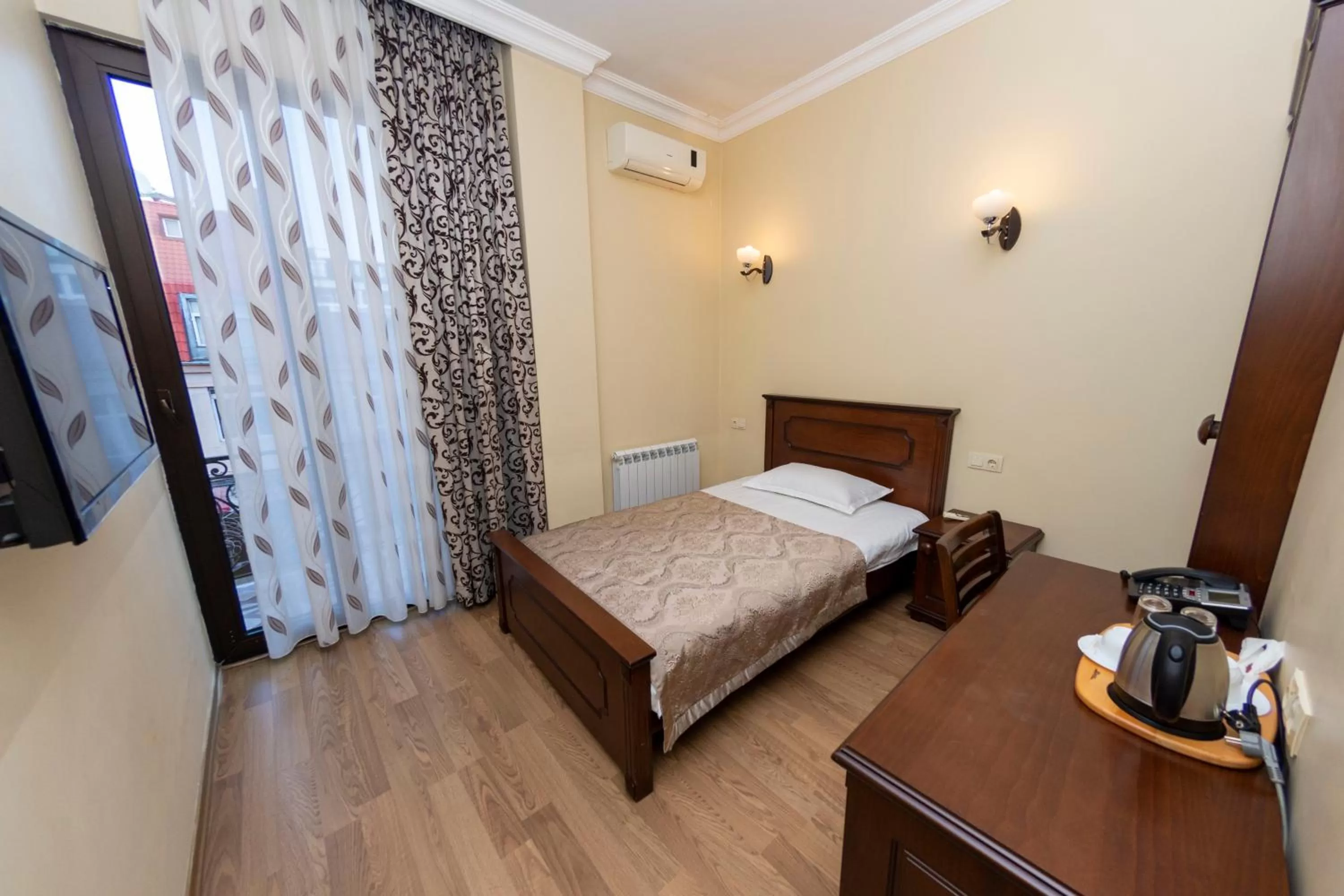 Photo of the whole room, Bed in Eiffel Hotel