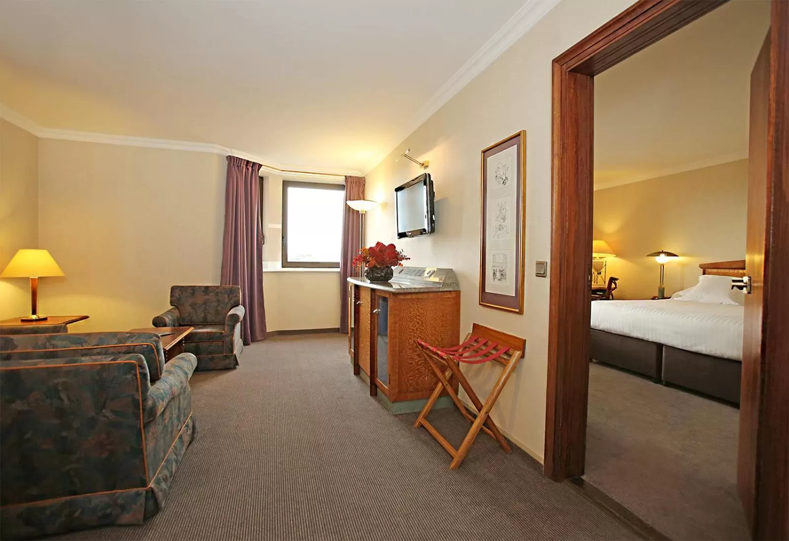 Living room, Bed in Millennium Hotel Paris Charles De Gaulle