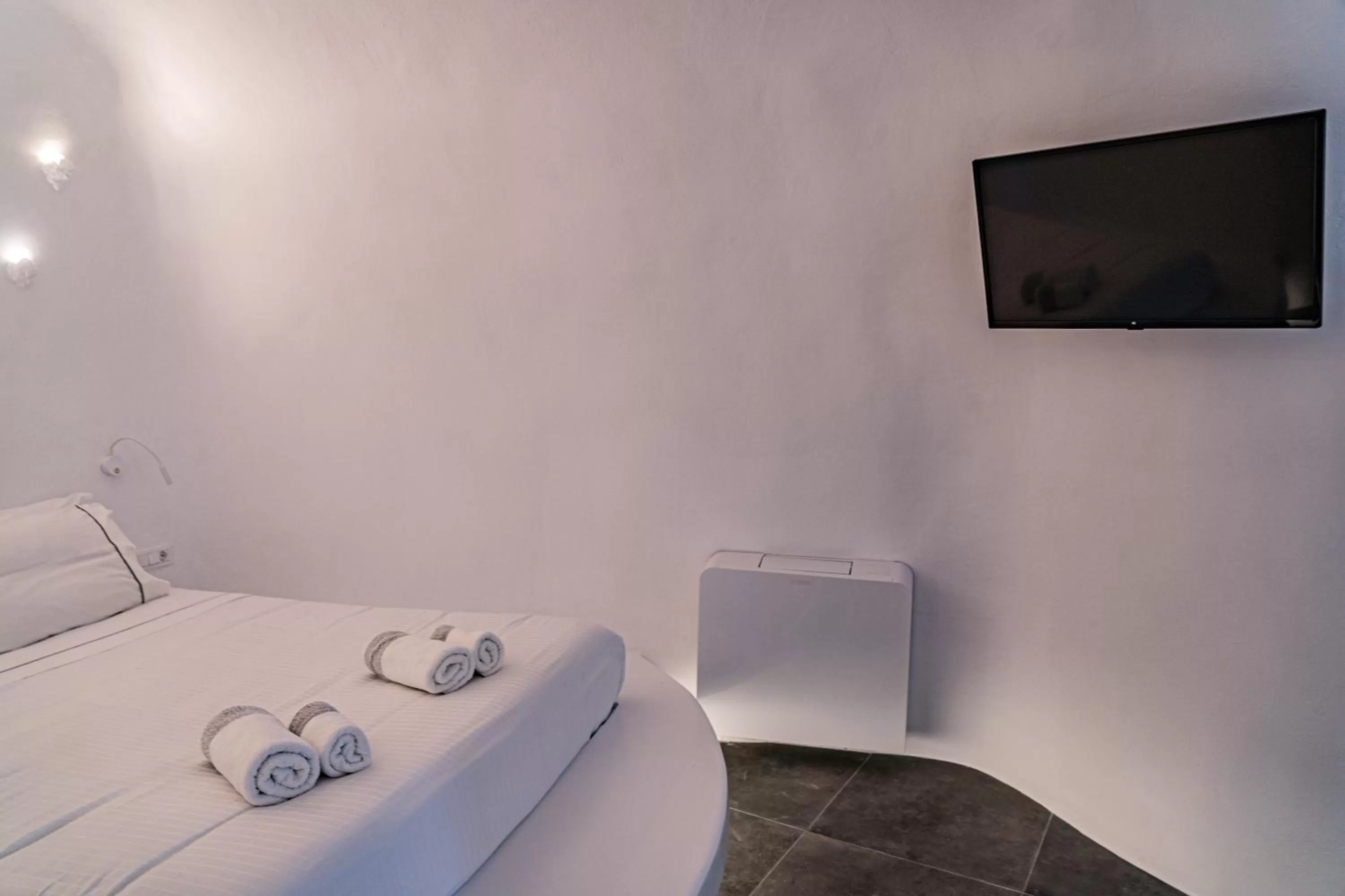 Bed in Eternity Suites Santorini