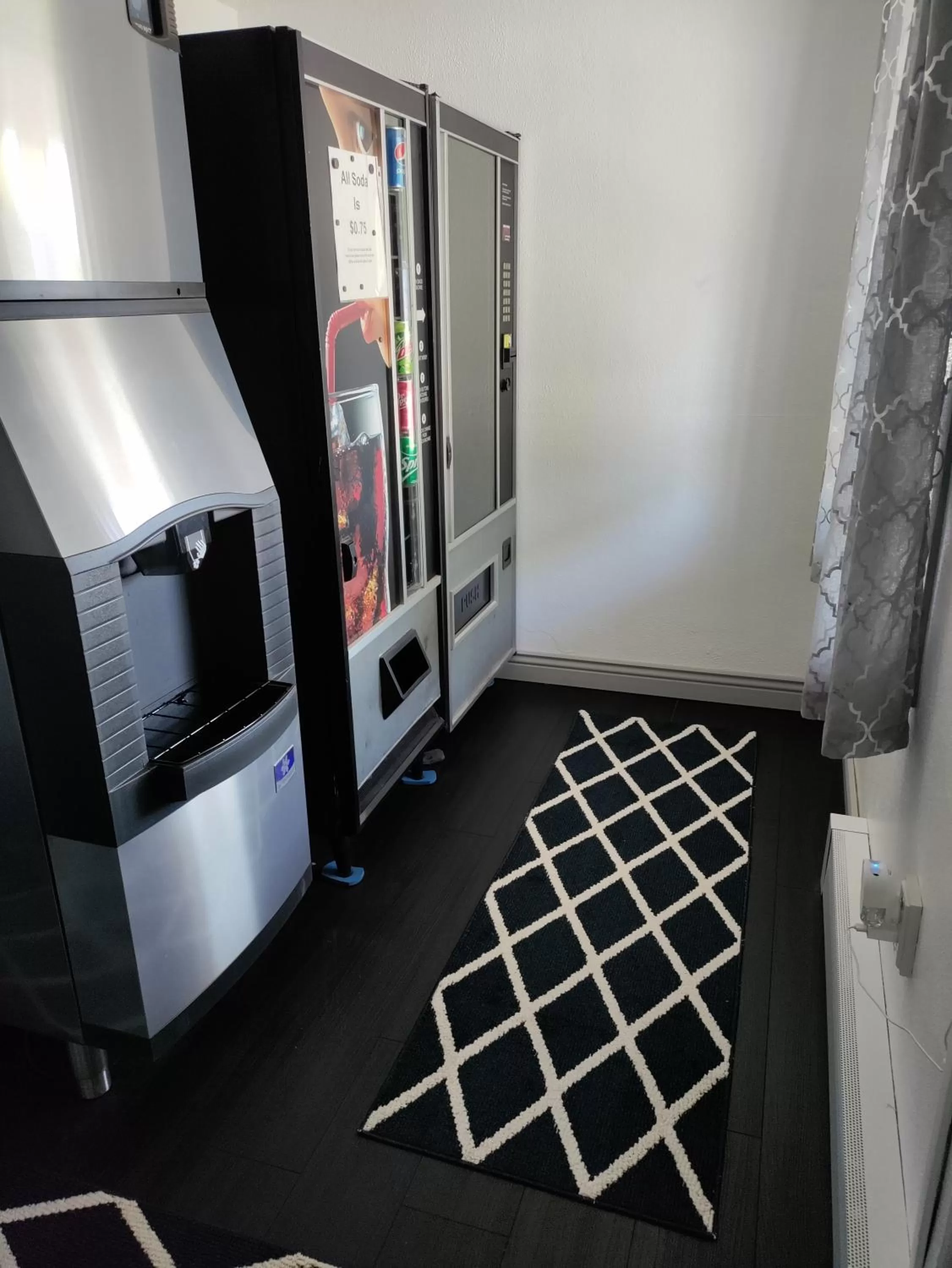 Drinks in Eight Bar B Motel