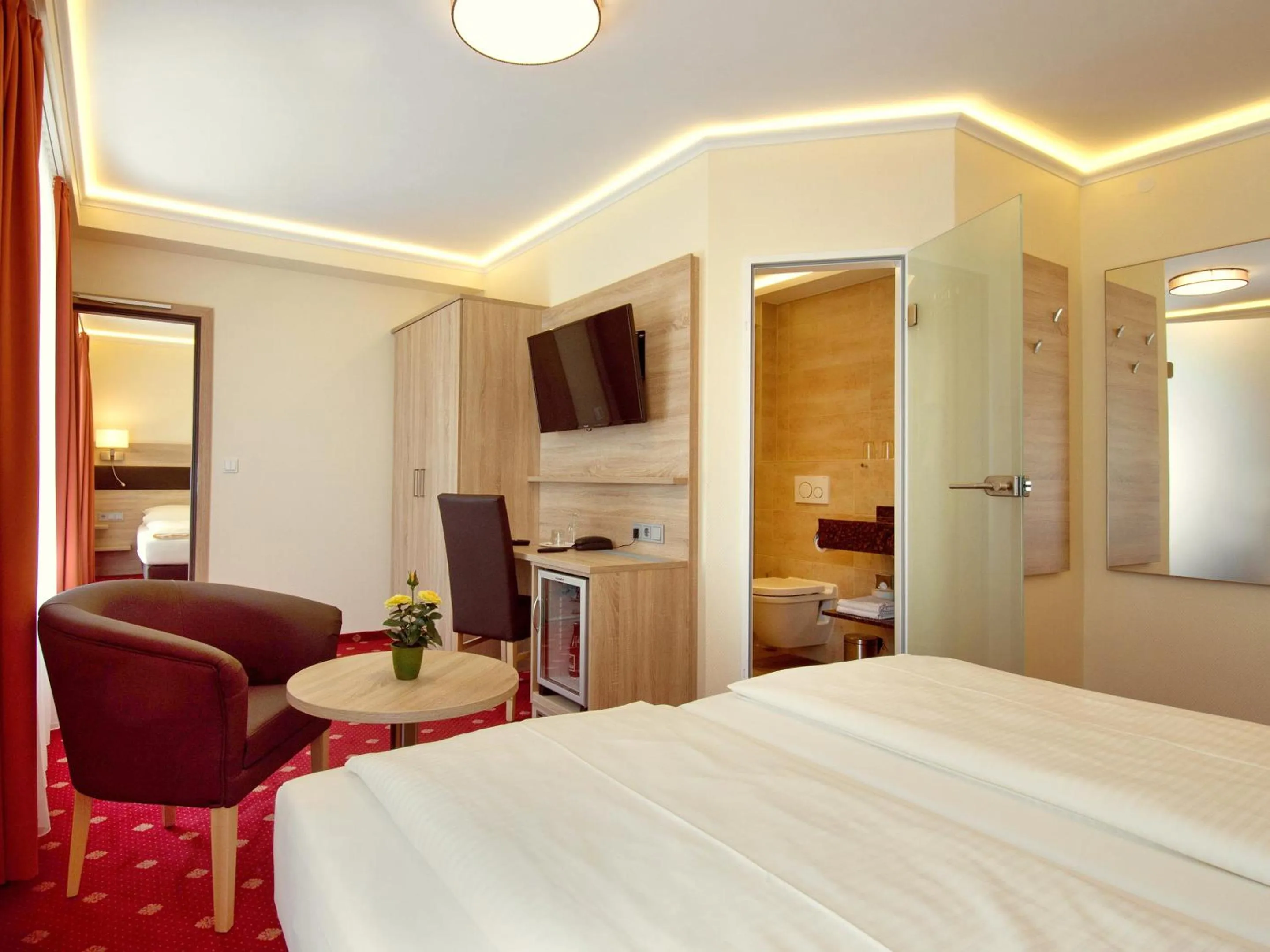 Photo of the whole room, Bed in Hotel Kriemhild am Hirschgarten