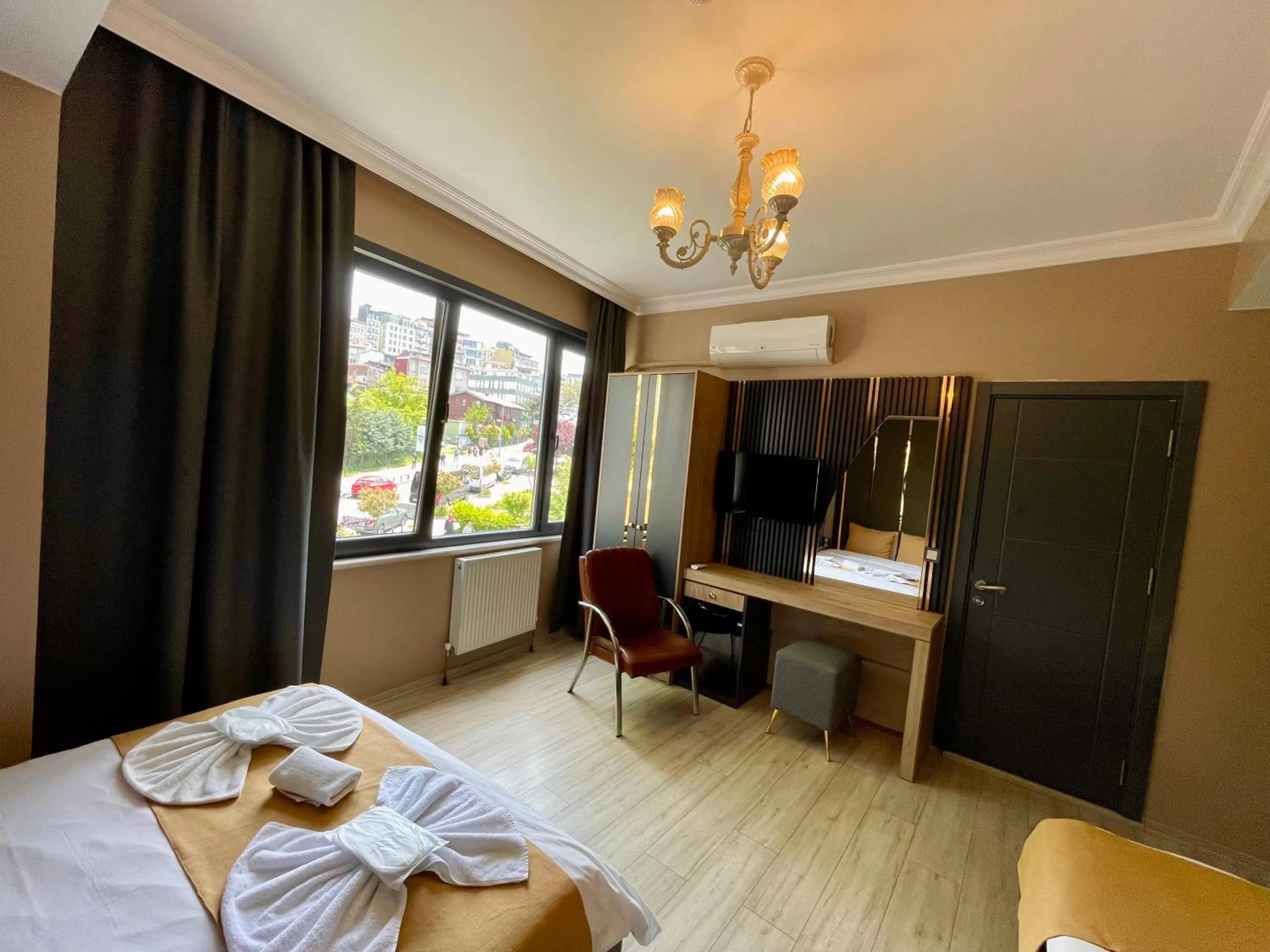 Communal lounge/ TV room, Bed in New Taksim Hotel