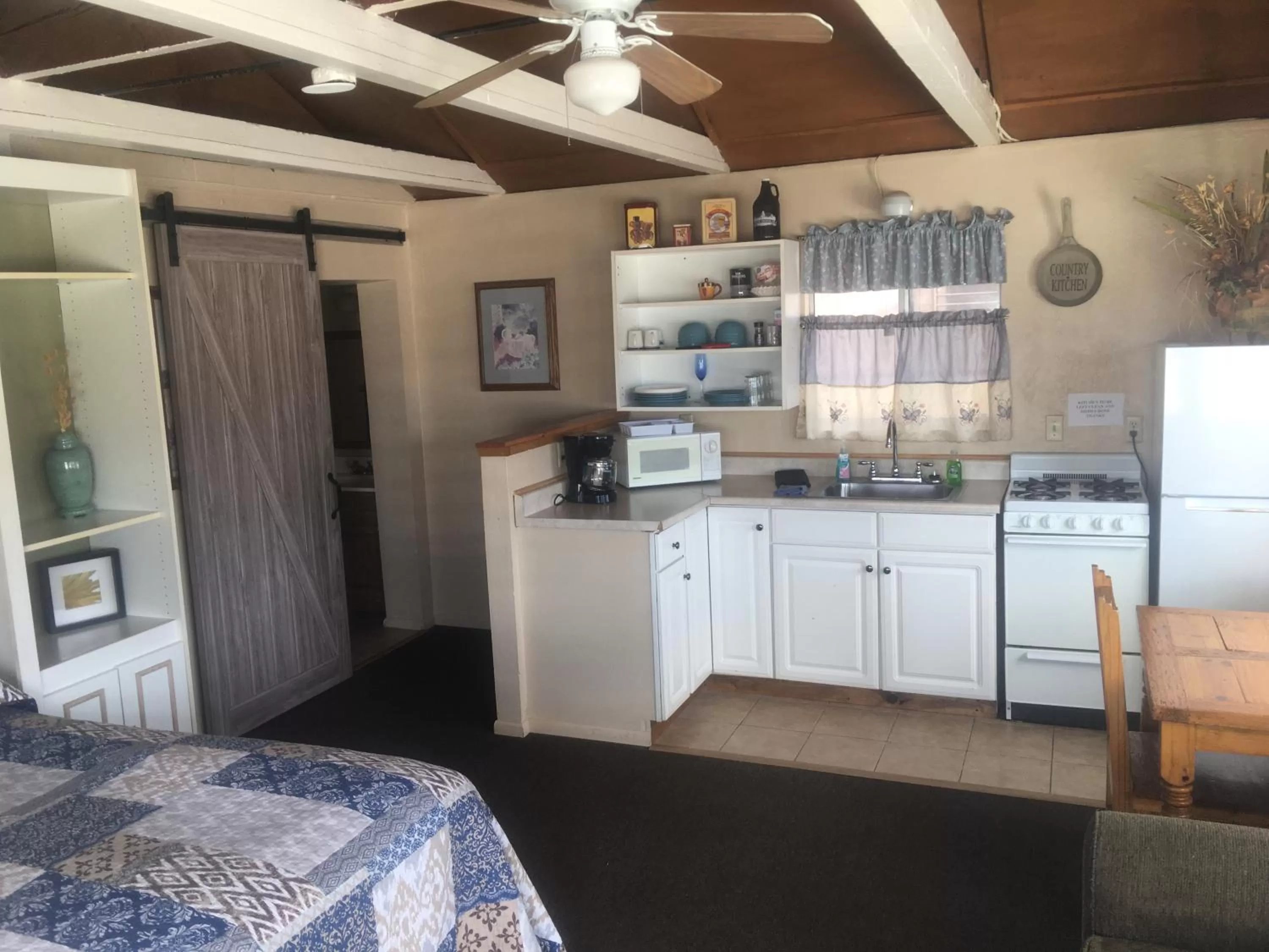 Kitchen or kitchenette in Rainbows End Fishing Resort