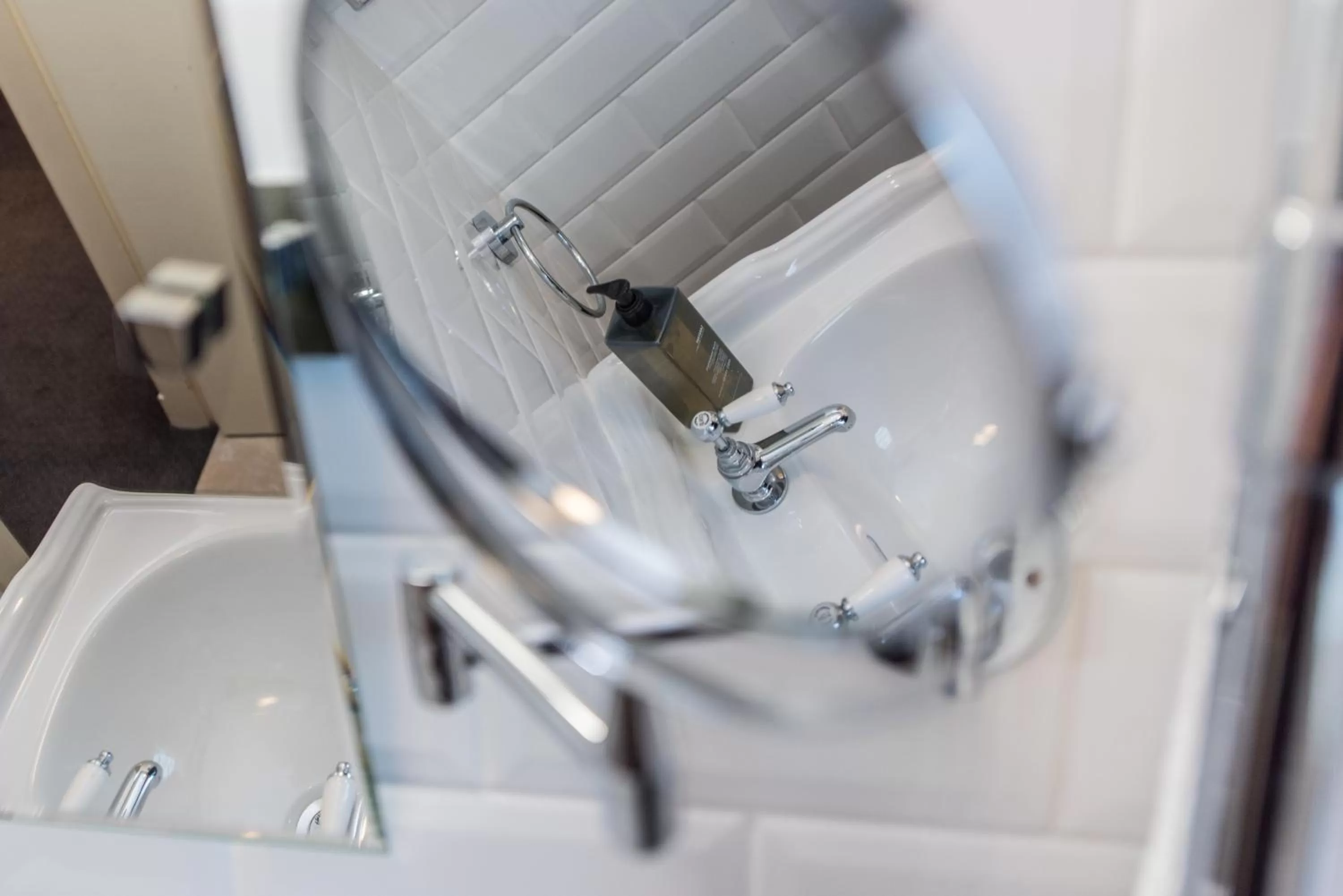 Bathroom in Cairn Hotel