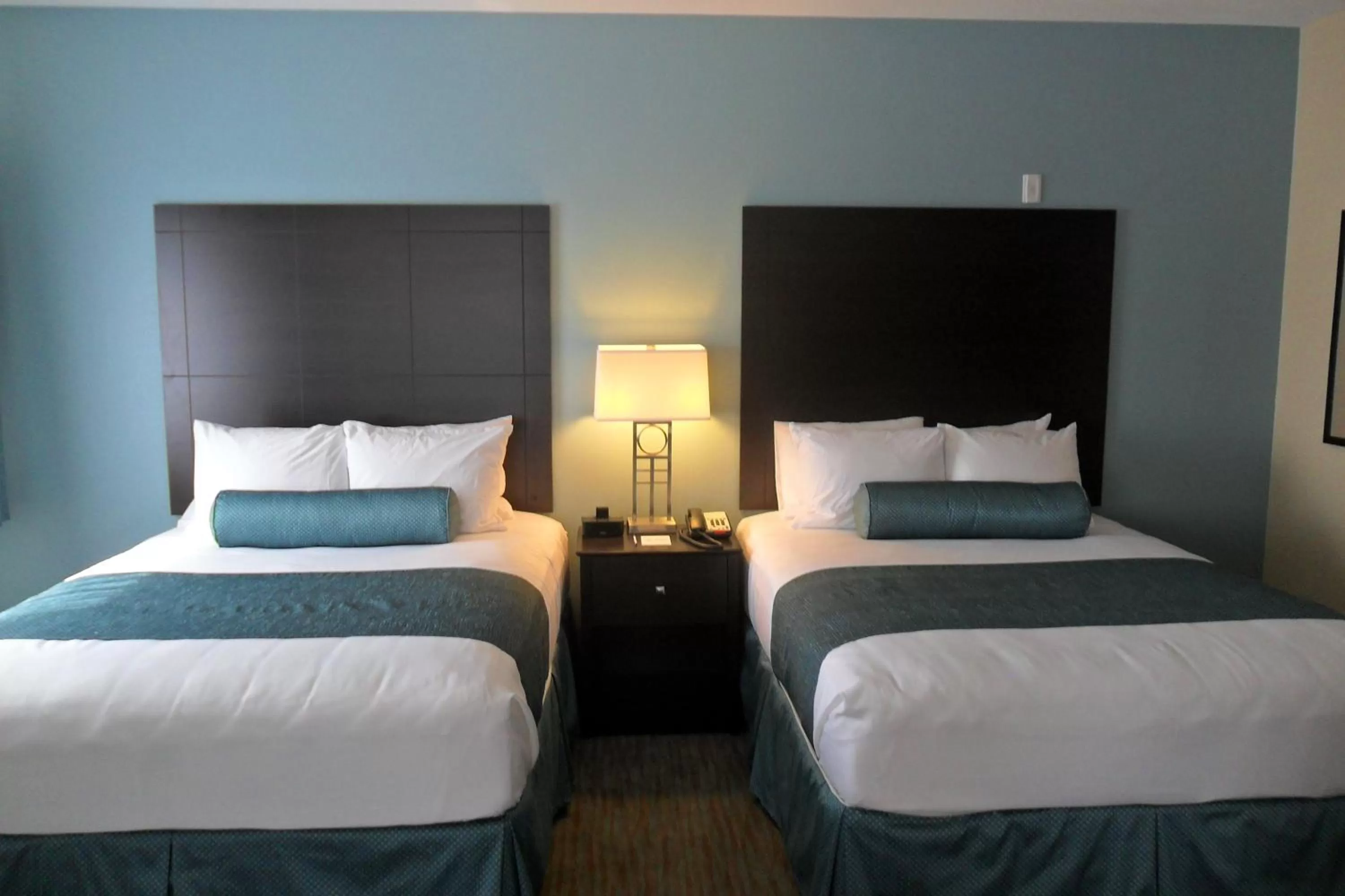 Bed in Cobblestone Inn & Suites - Fort Dodge