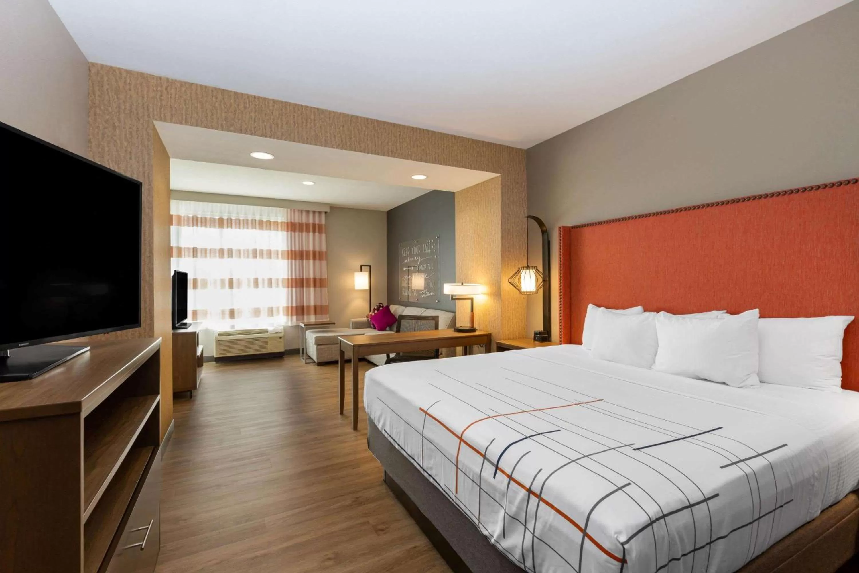 Photo of the whole room, Bed in La Quinta by Wyndham Altoona Des Moines