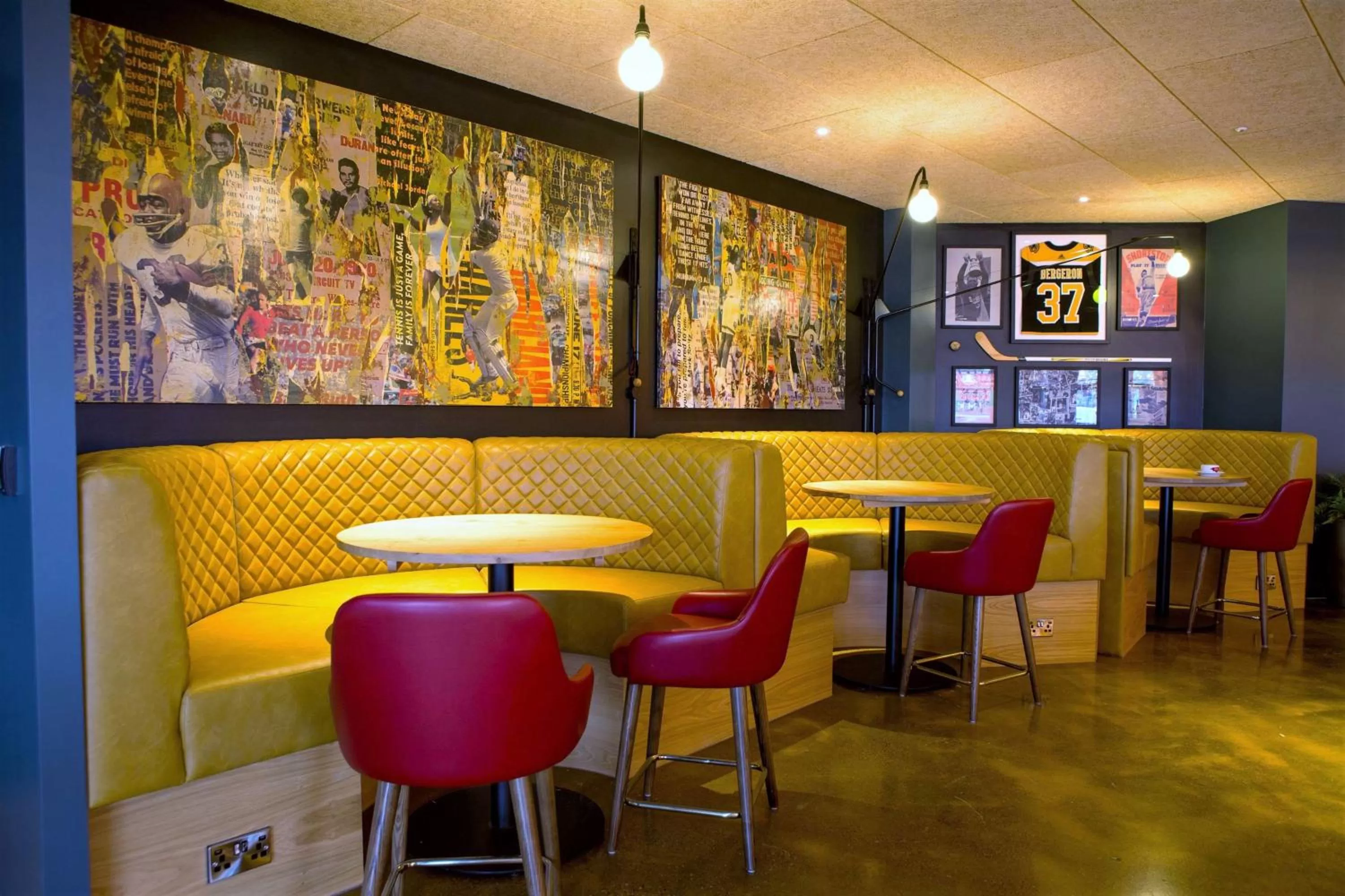 Lounge or bar in DoubleTree by Hilton Coventry Building Society Arena