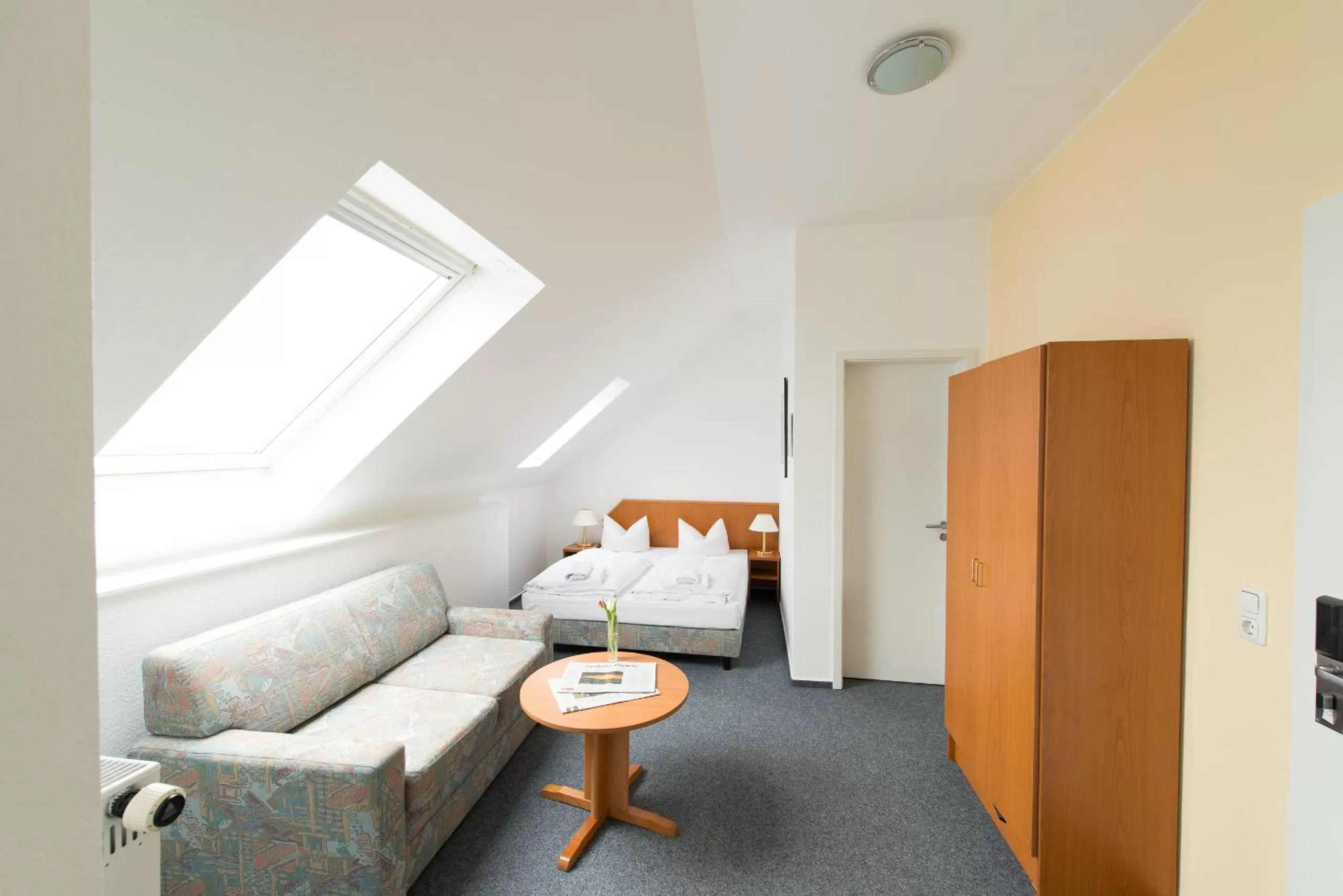 Living room, Bed in Trip Inn Goethe Hotel Messe