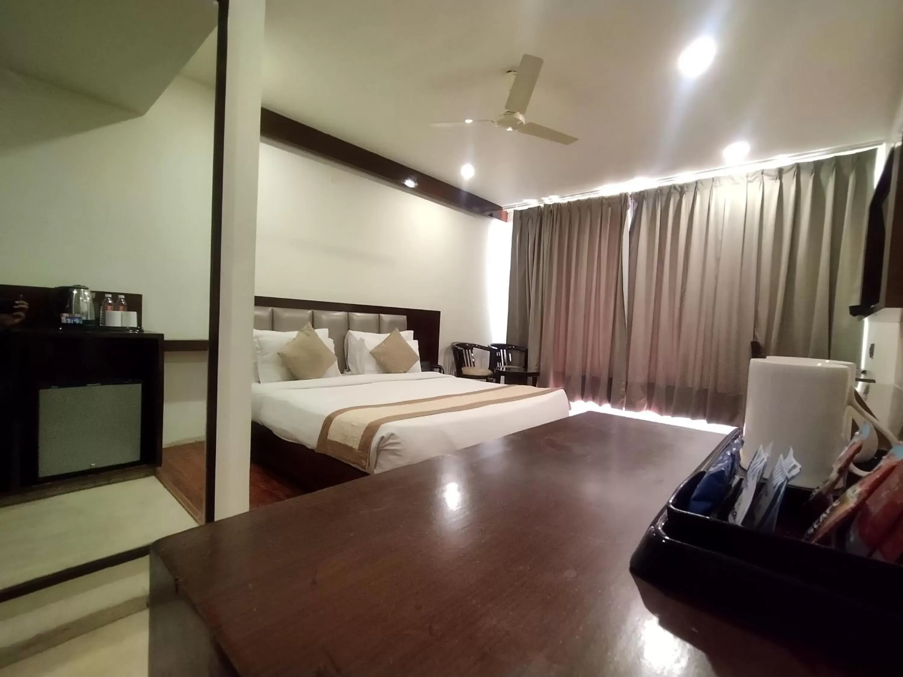 Superior King Room - single occupancy in TGI Apple Inn Superior King Room - single occupancy in TGI Apple Inn