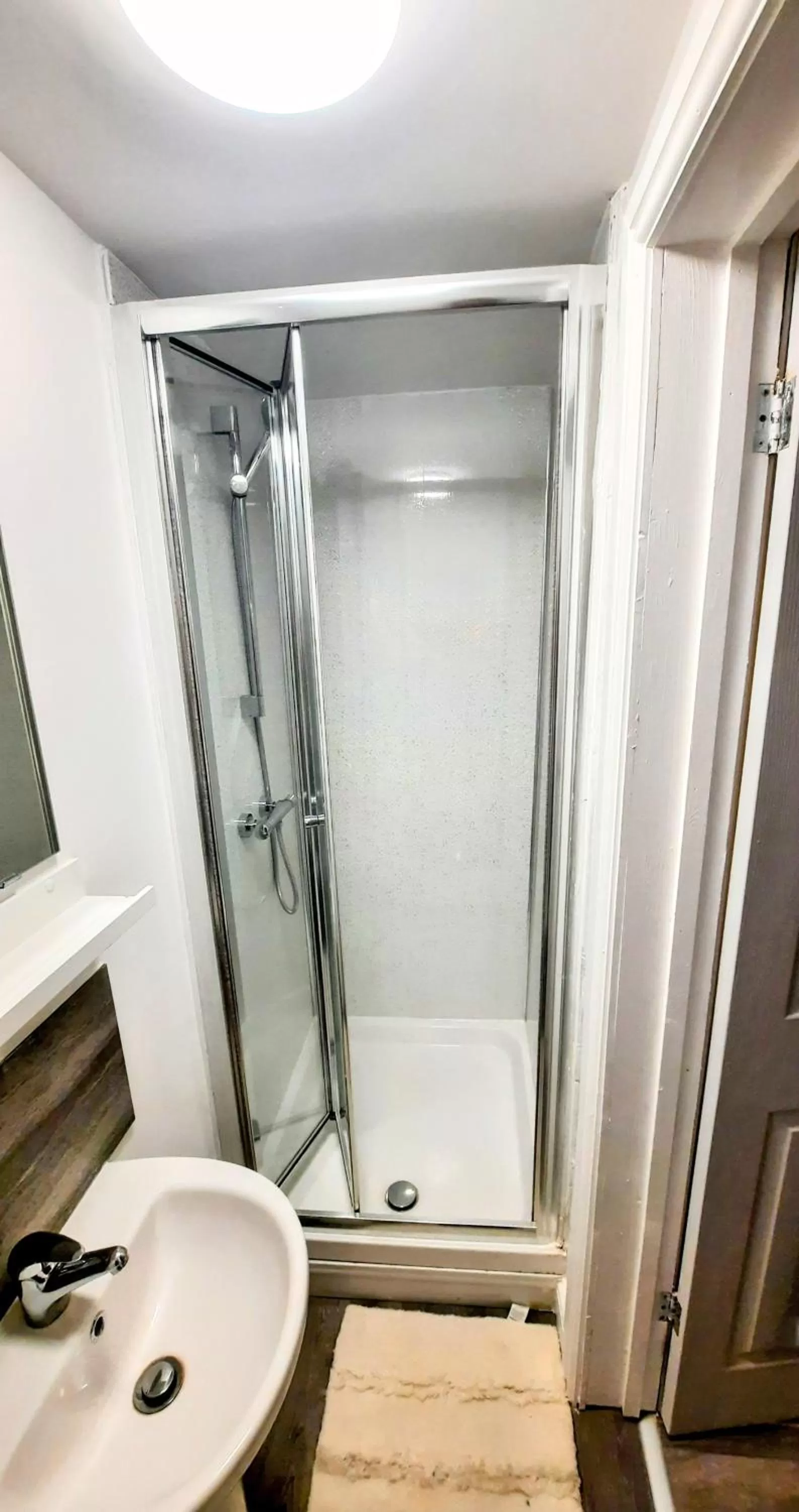 Shower, Bathroom in Burford Road - Stay. Sleep. Rest.