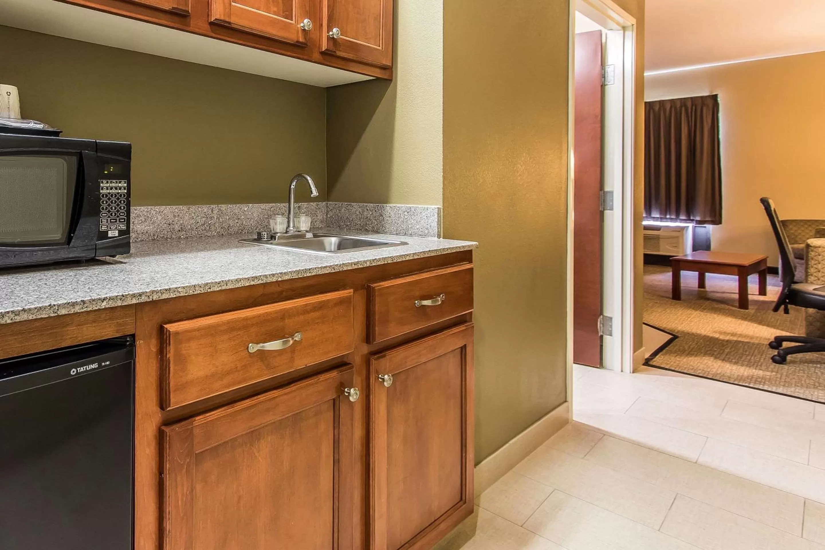 Photo of the whole room in Quality Suites New Iberia