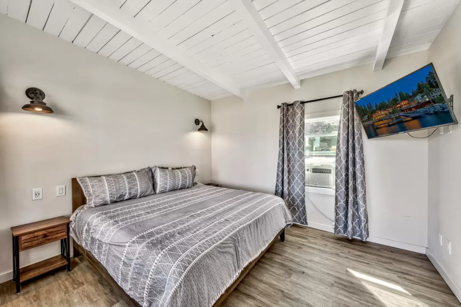 King Suite in The Historic West Walker Motel King Suite in The Historic West Walker Motel