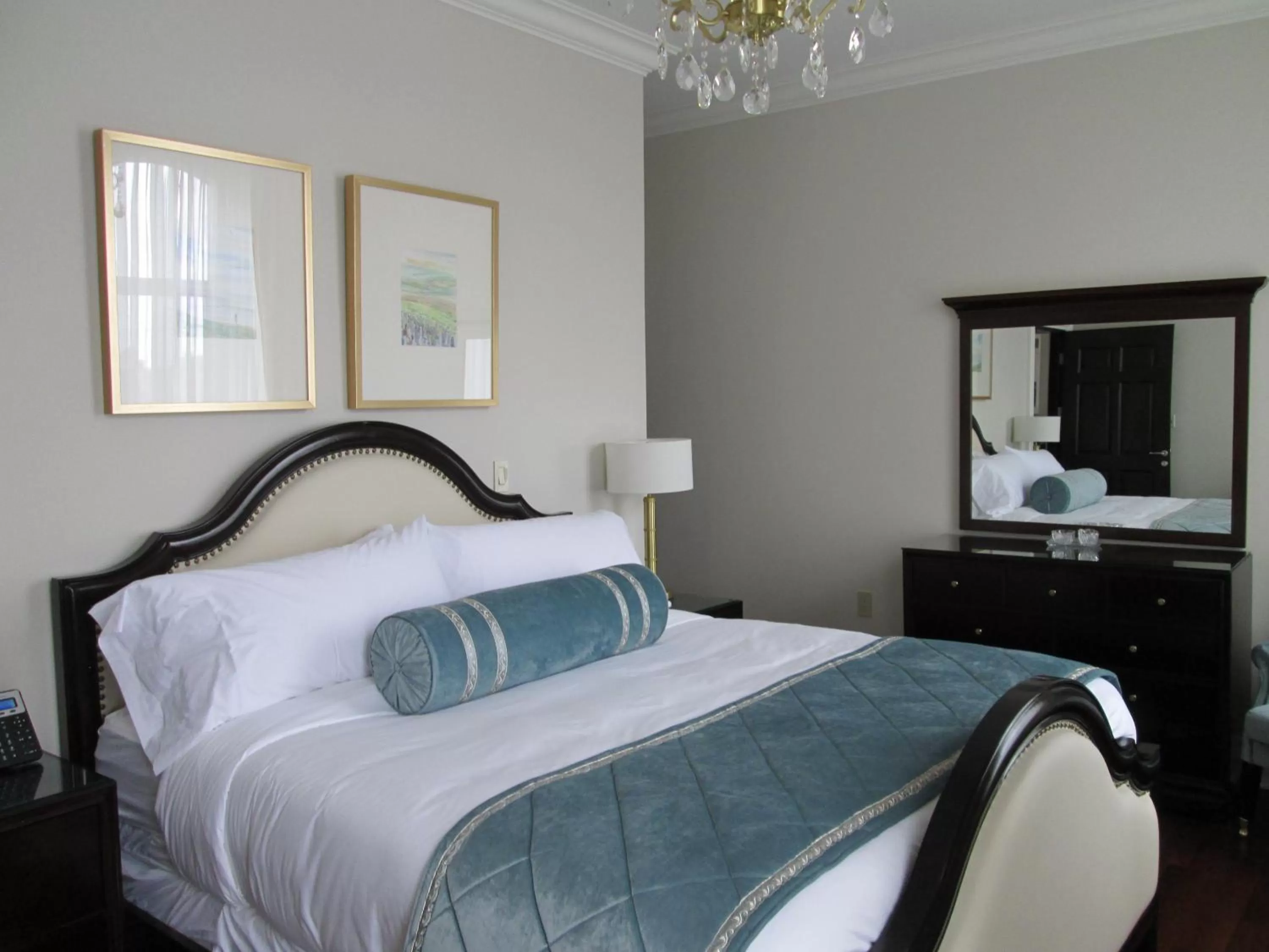 Bed in Sydney Boutique Inn & Suites