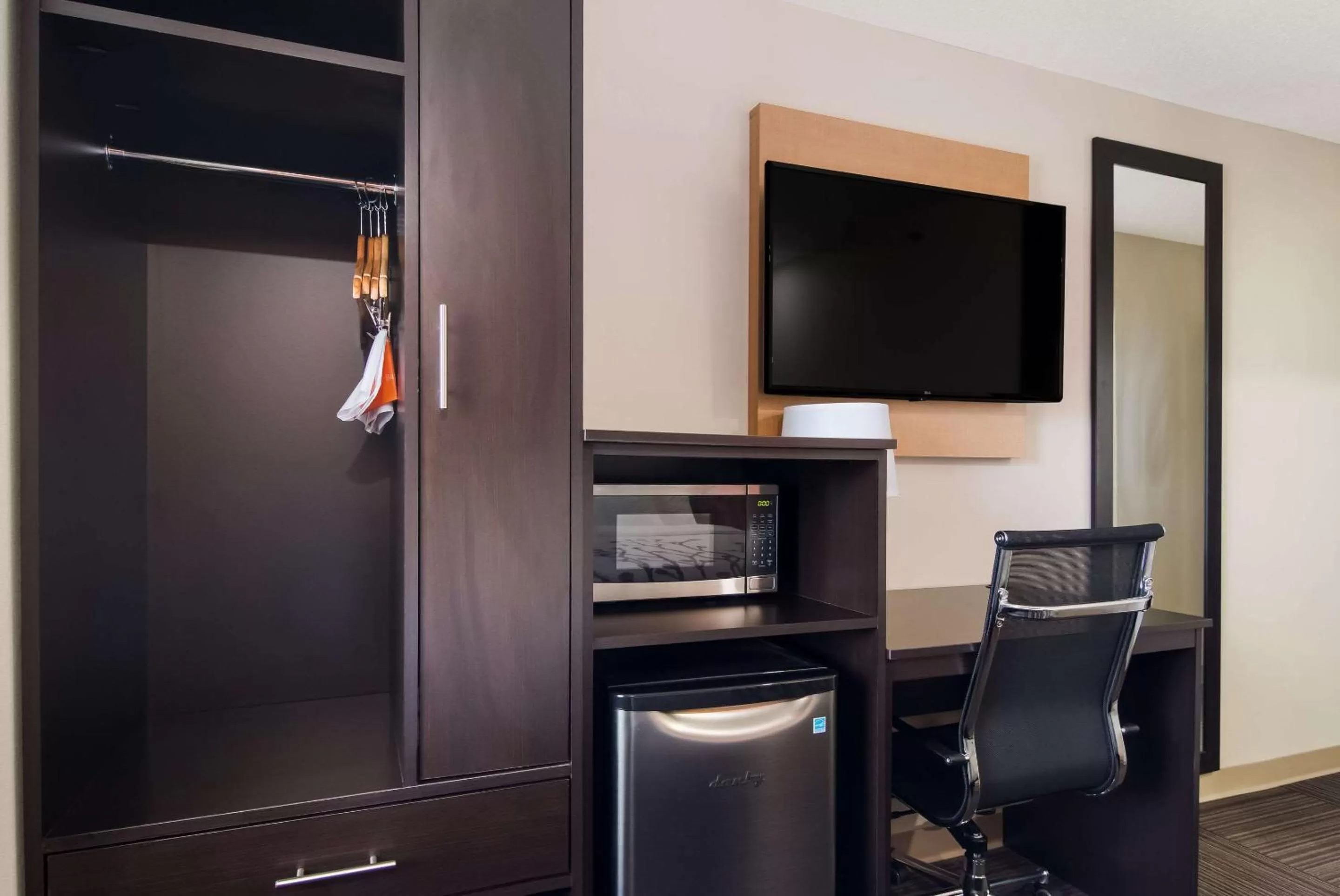 Bedroom in Sleep Inn Erie near Sports Center