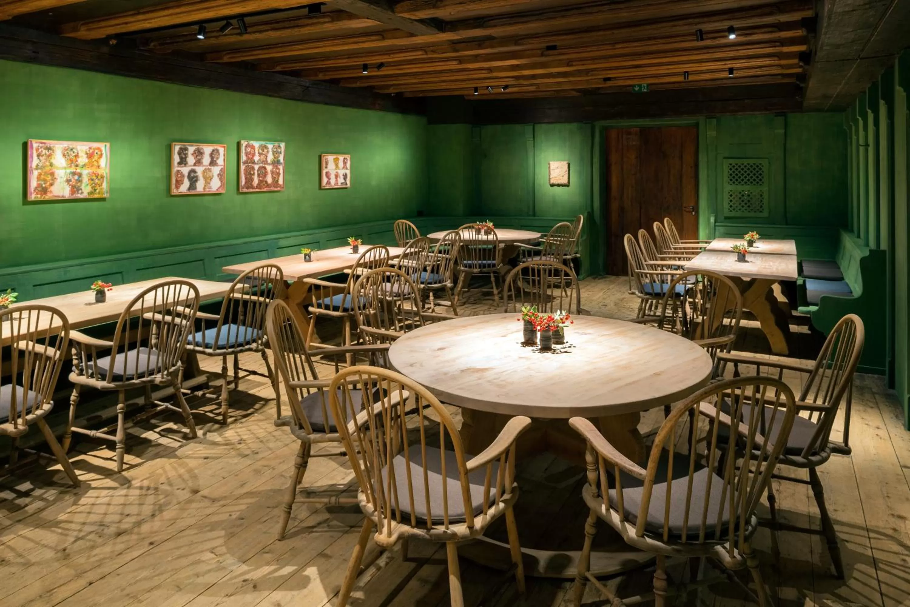 Restaurant/places to eat in Hotel Bayerischer Hof