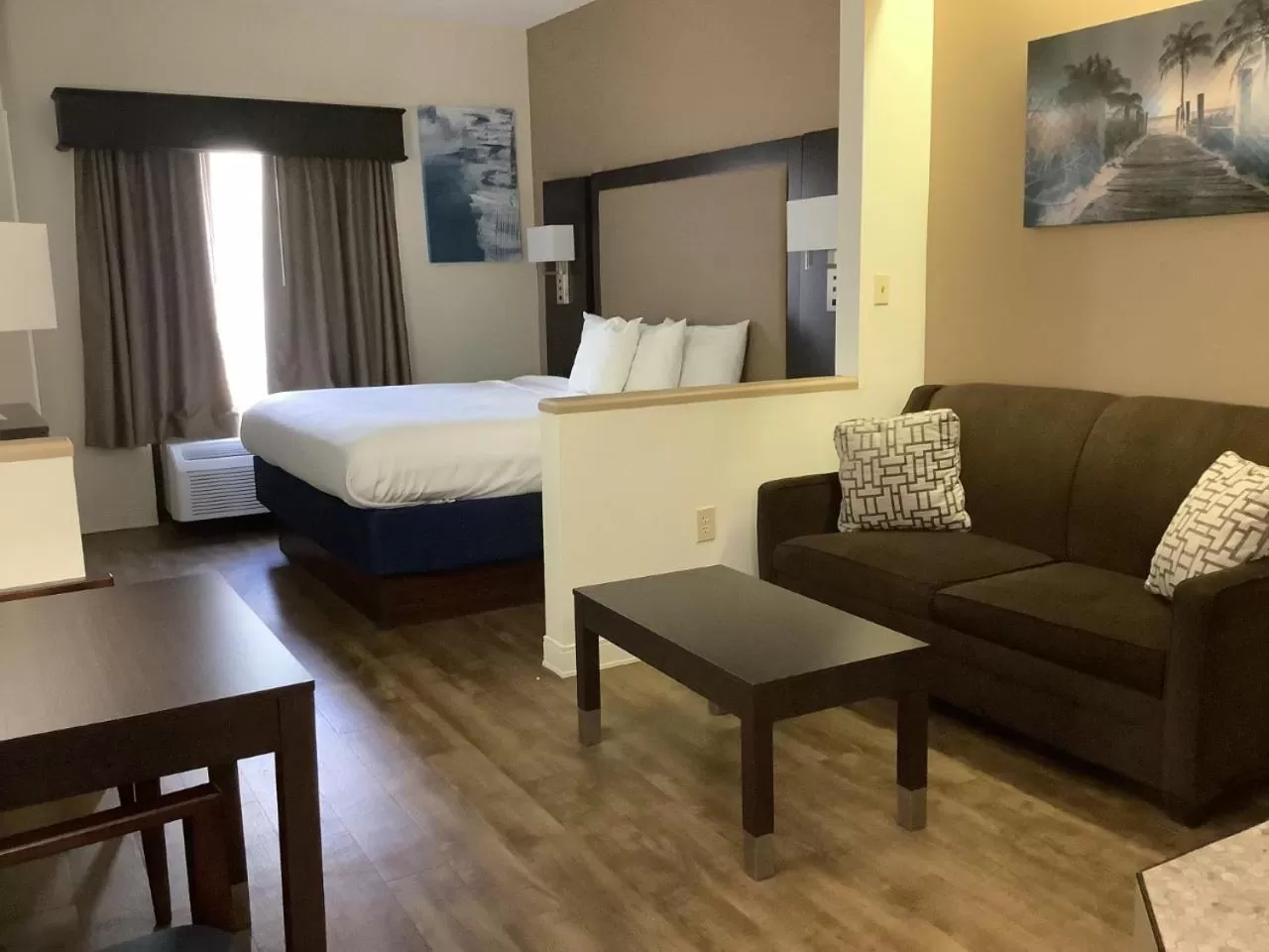 Photo of the whole room, Bed in Best Western Plus Madison