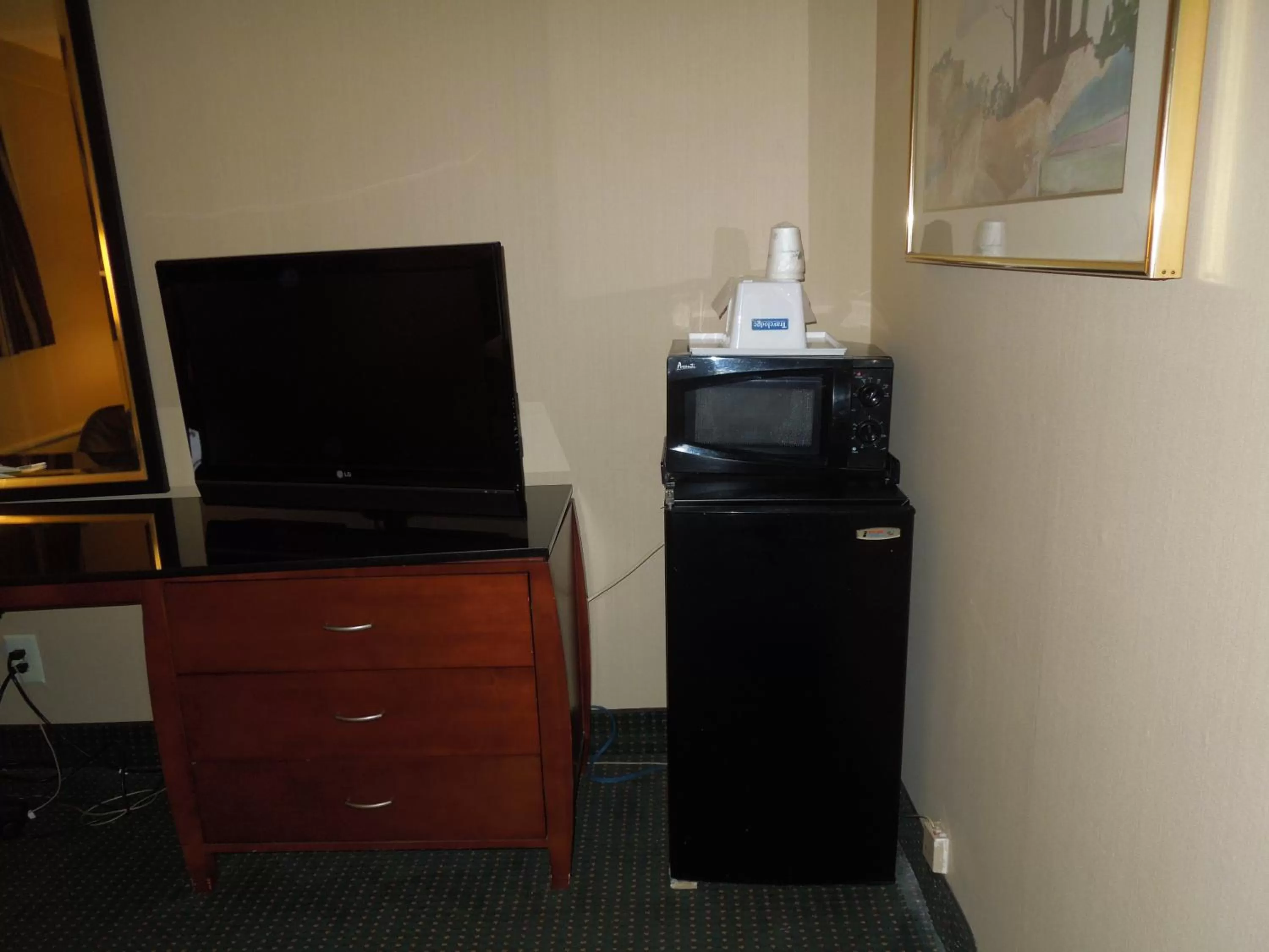 TV and multimedia in Travelodge by Wyndham Silver Spring