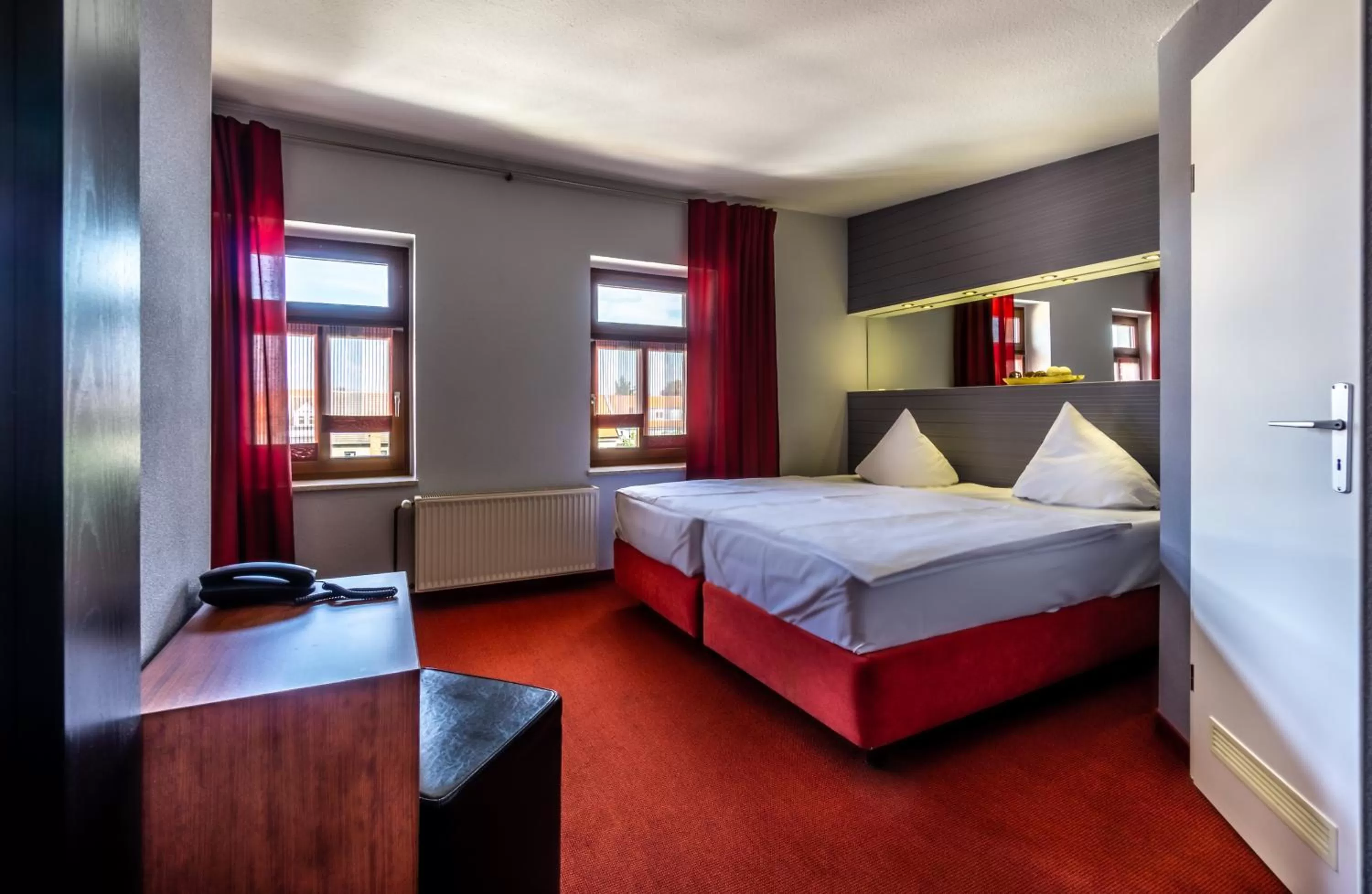 Photo of the whole room, Bed in SL'otel - Das StadtHotel - voll Klimatisiert