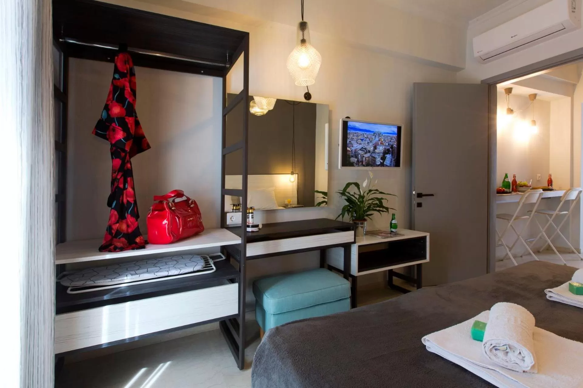 TV and multimedia, Bed in LOC HOSPITALITY Urban Suites