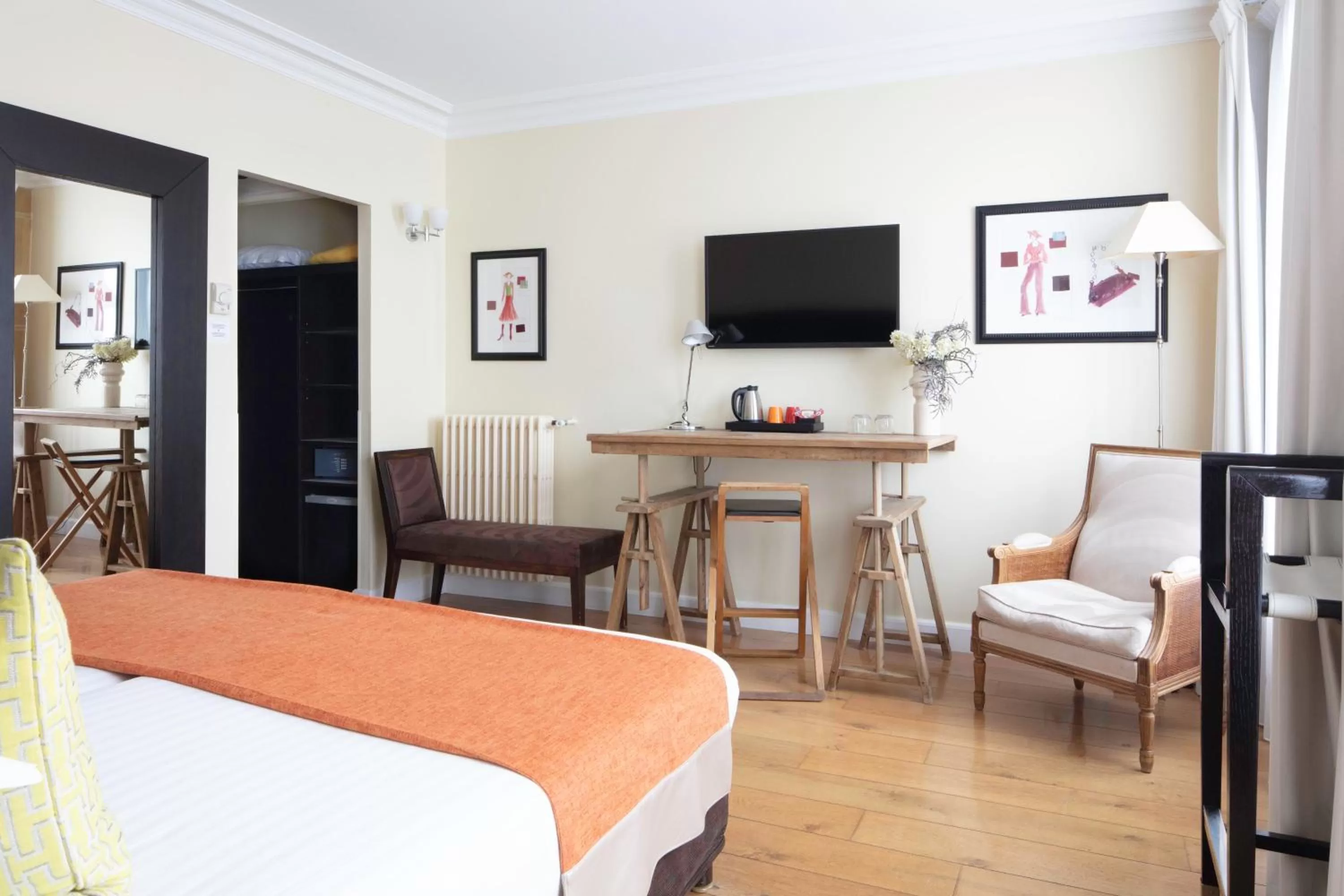 Photo of the whole room in Le 123 Elysees - Astotel