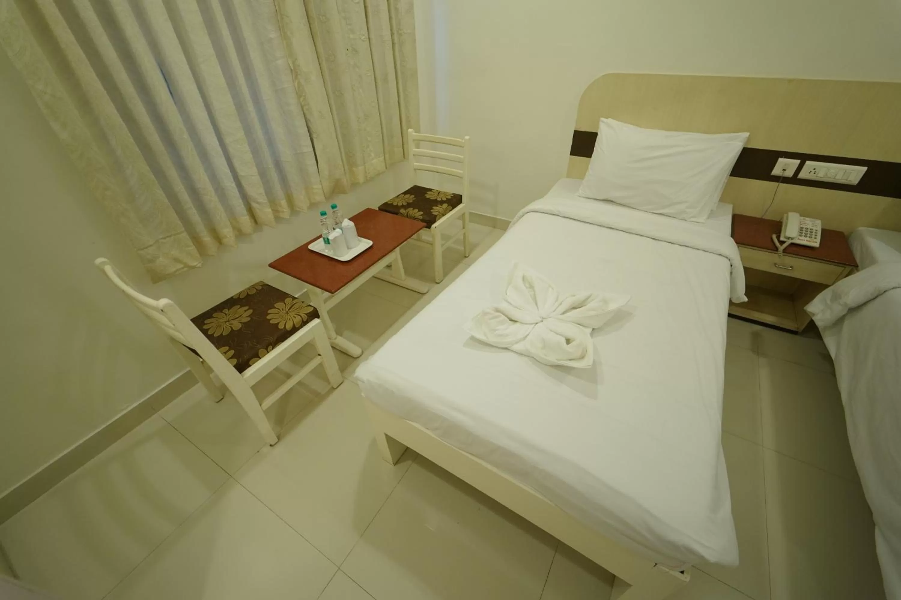 Bed in Hotel Palmyra Grand Inn