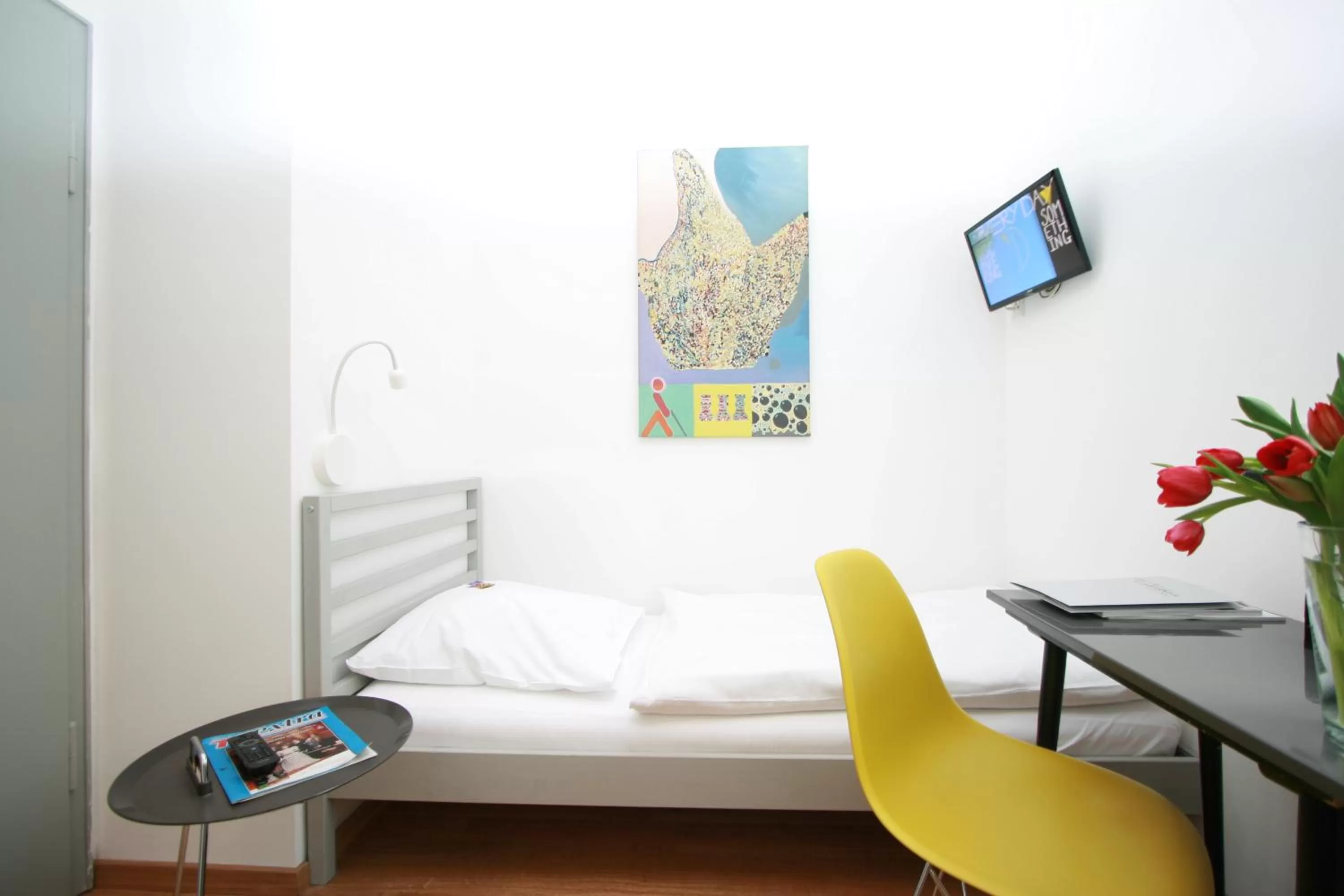 Photo of the whole room, Bed in Chelsea Hotel