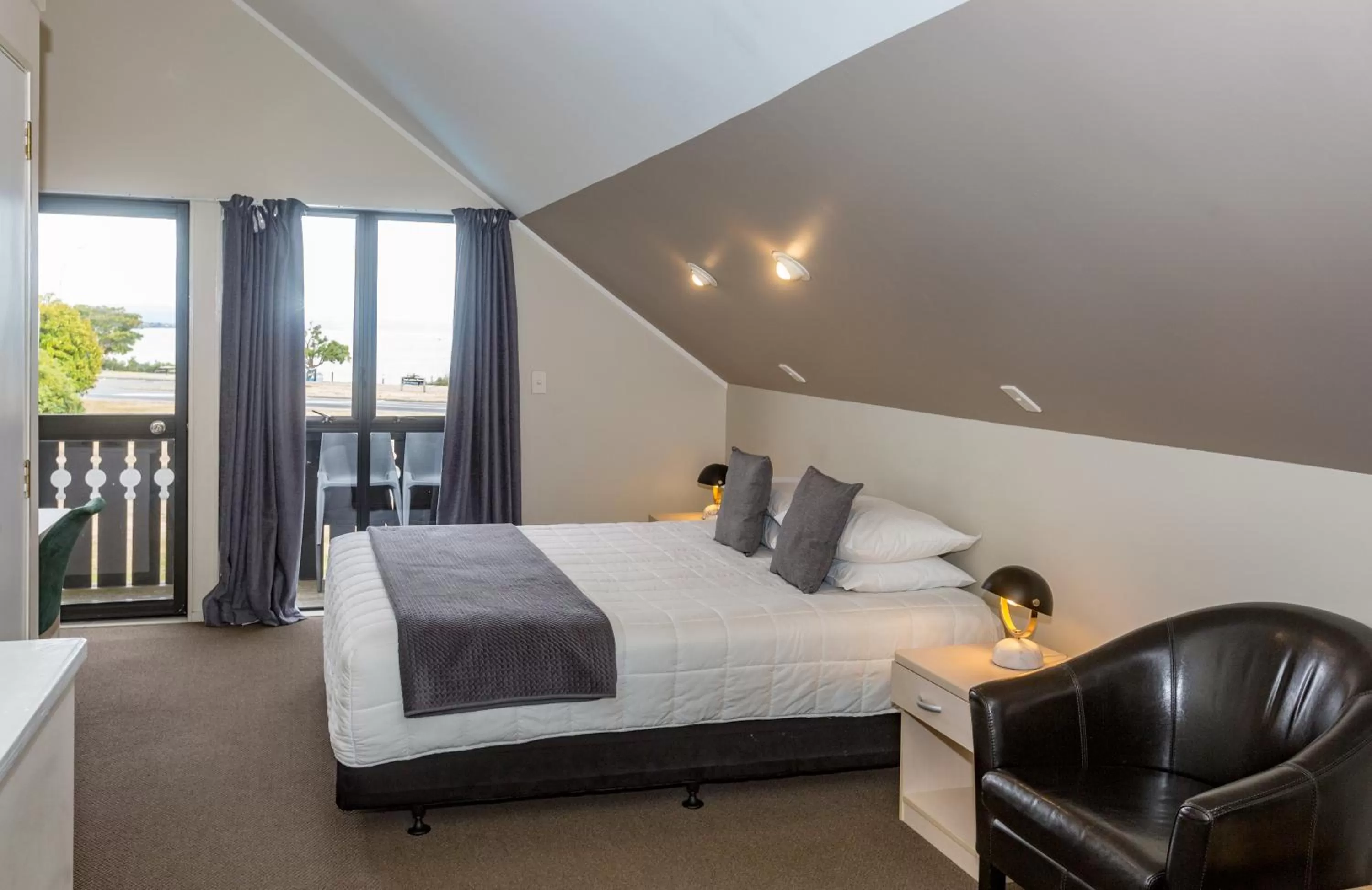 Bed in Le Chalet Suisse Motel Taupo