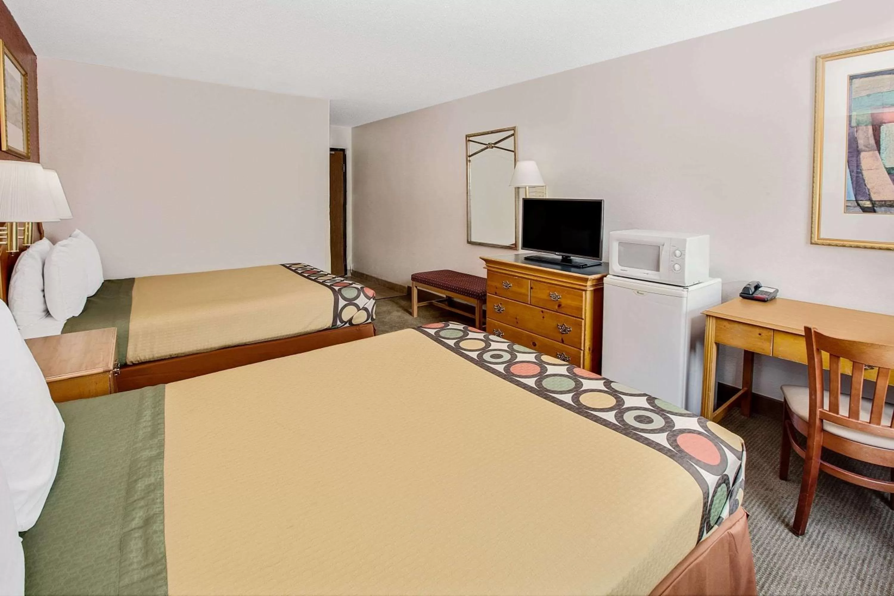 Photo of the whole room, Bed in Super 8 by Wyndham Crystal Lake