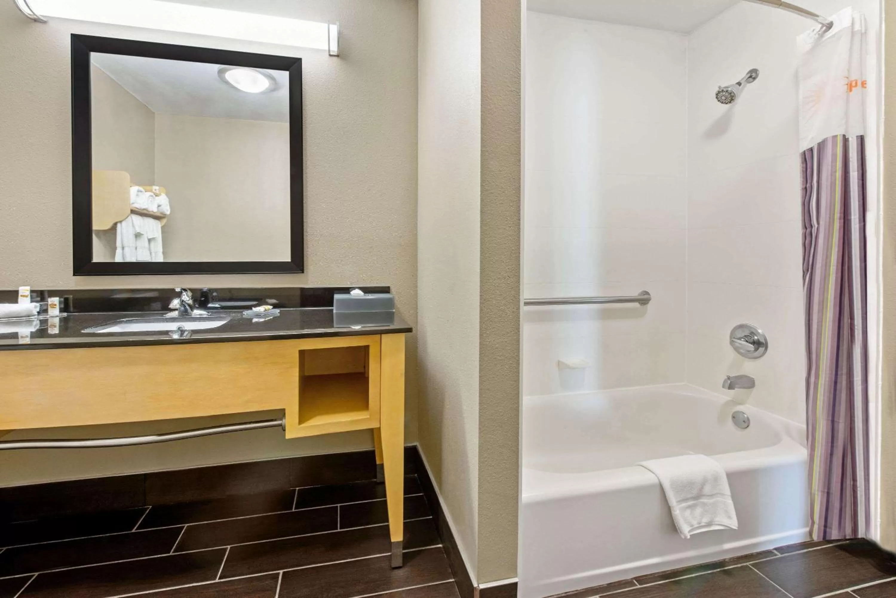 Bathroom in La Quinta by Wyndham Leesville Ft. Polk