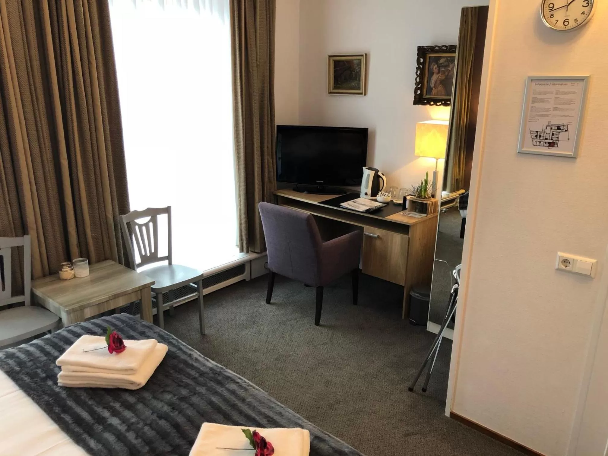 Seating area, Bed in Hotel de Keizerskroon Hoorn