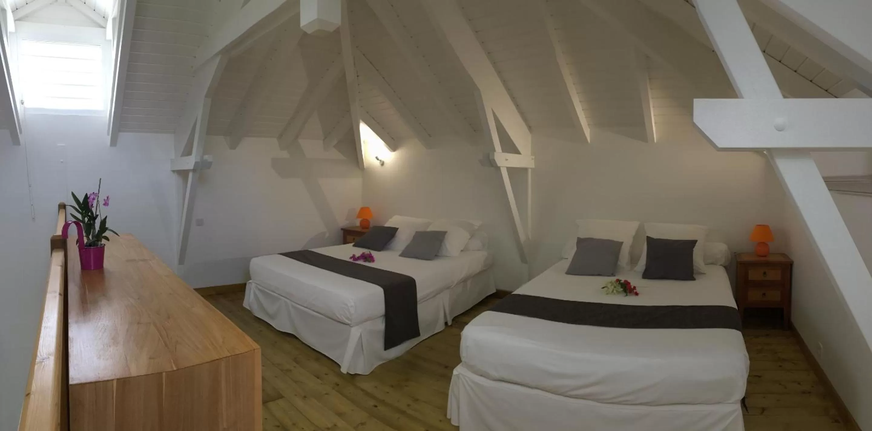 Bedroom, Bed in Chambres d'hôtes et villas chez Flo