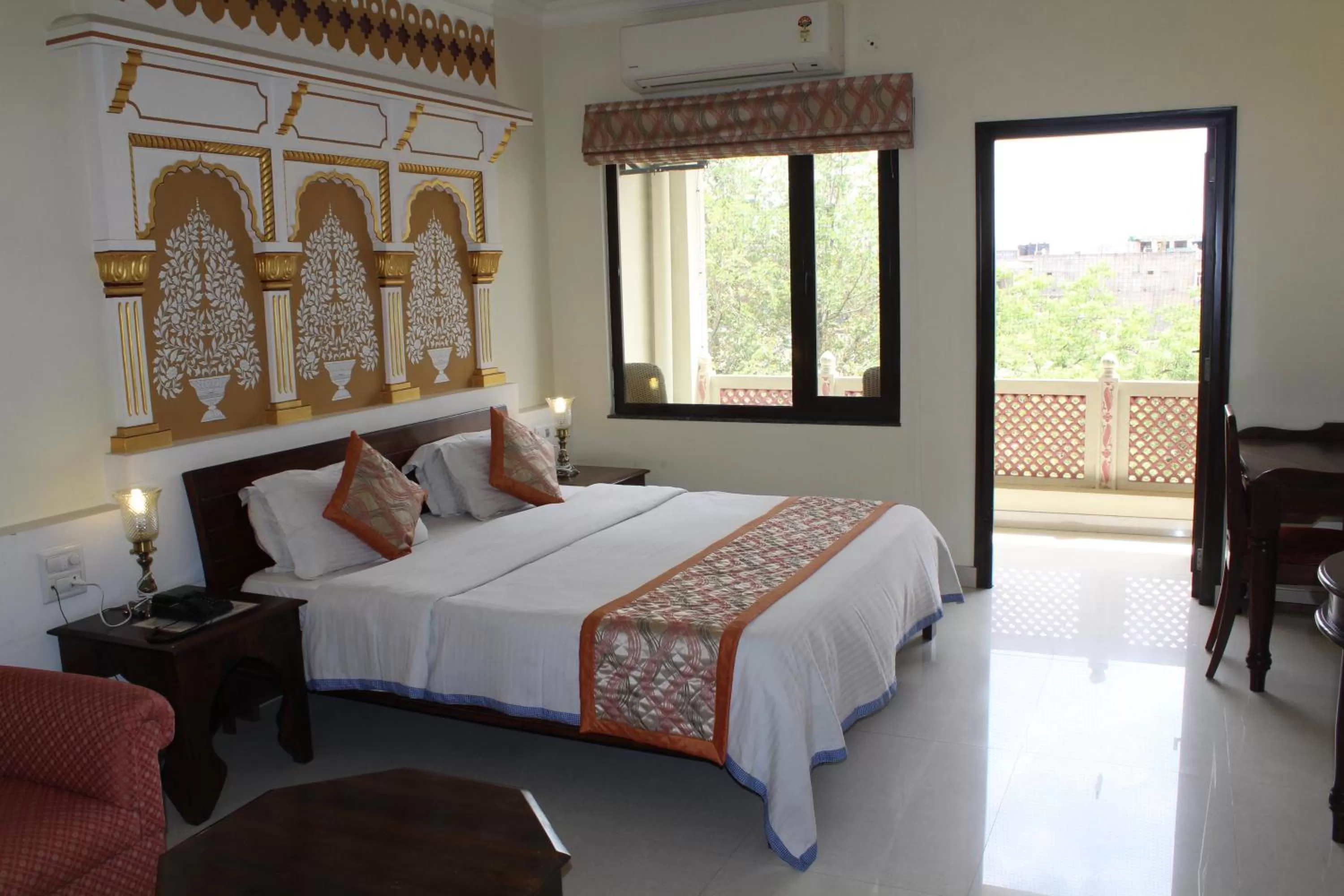 Patio, Bed in Hotel H R Palace