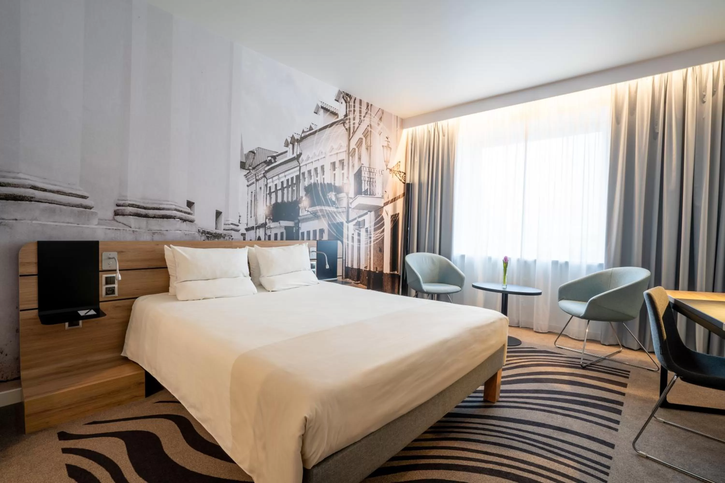Property building, Bed in Novotel Vilnius Centre