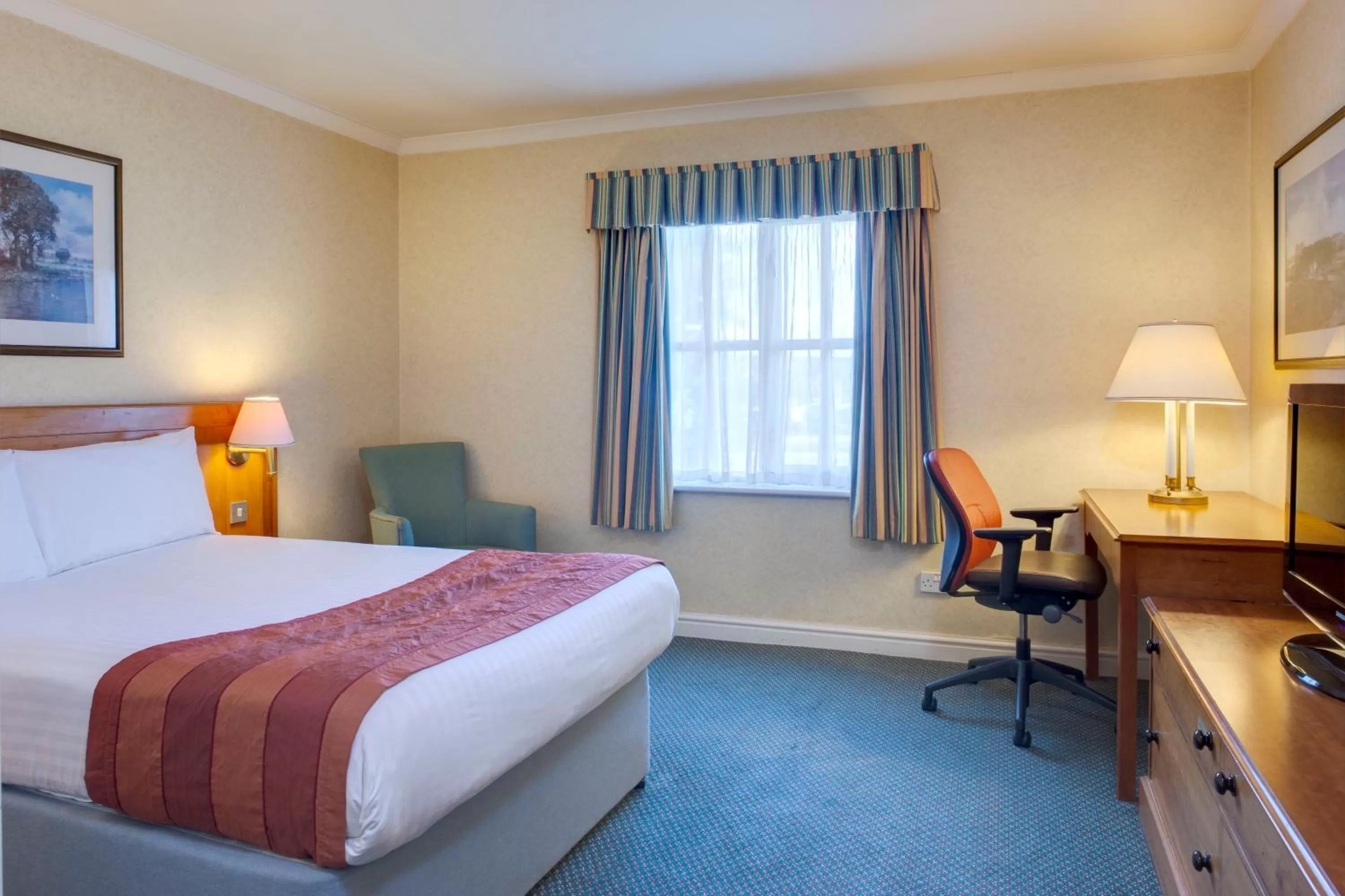 Photo of the whole room, Bed in Holiday Inn Ipswich Orwell by IHG