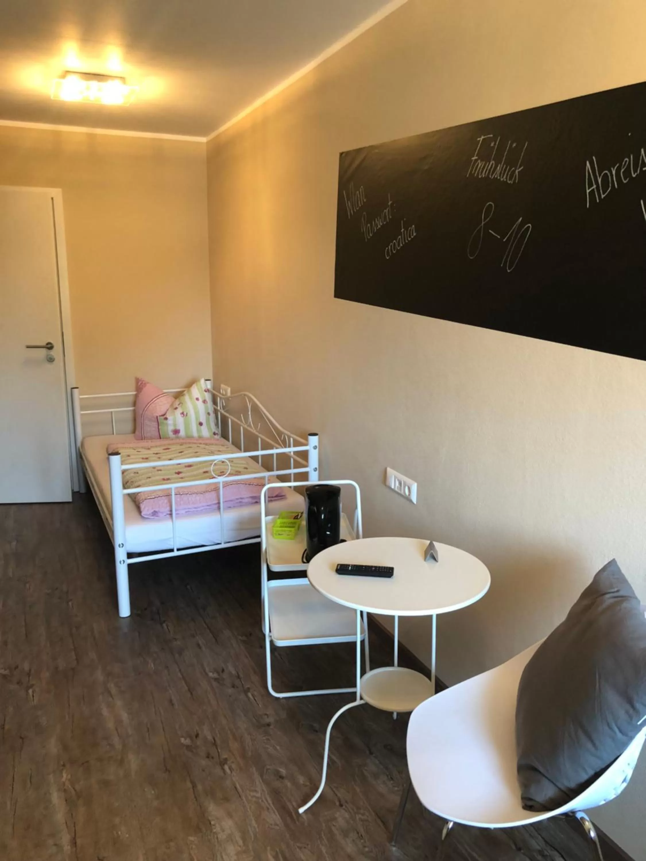 Photo of the whole room, TV/Entertainment Center in Motel Füssen im Allgäu