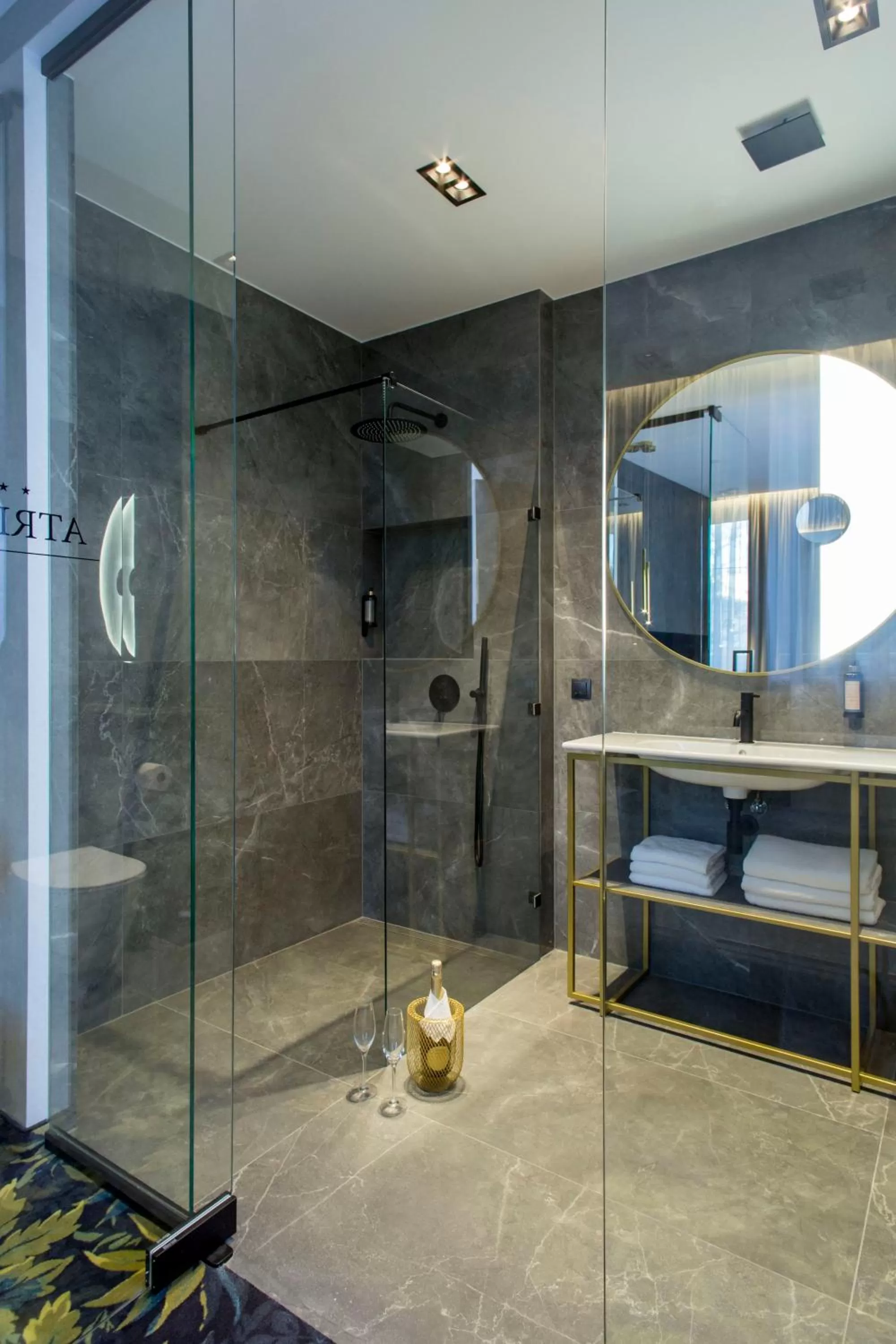 Shower, Bed in Hotel Atrium