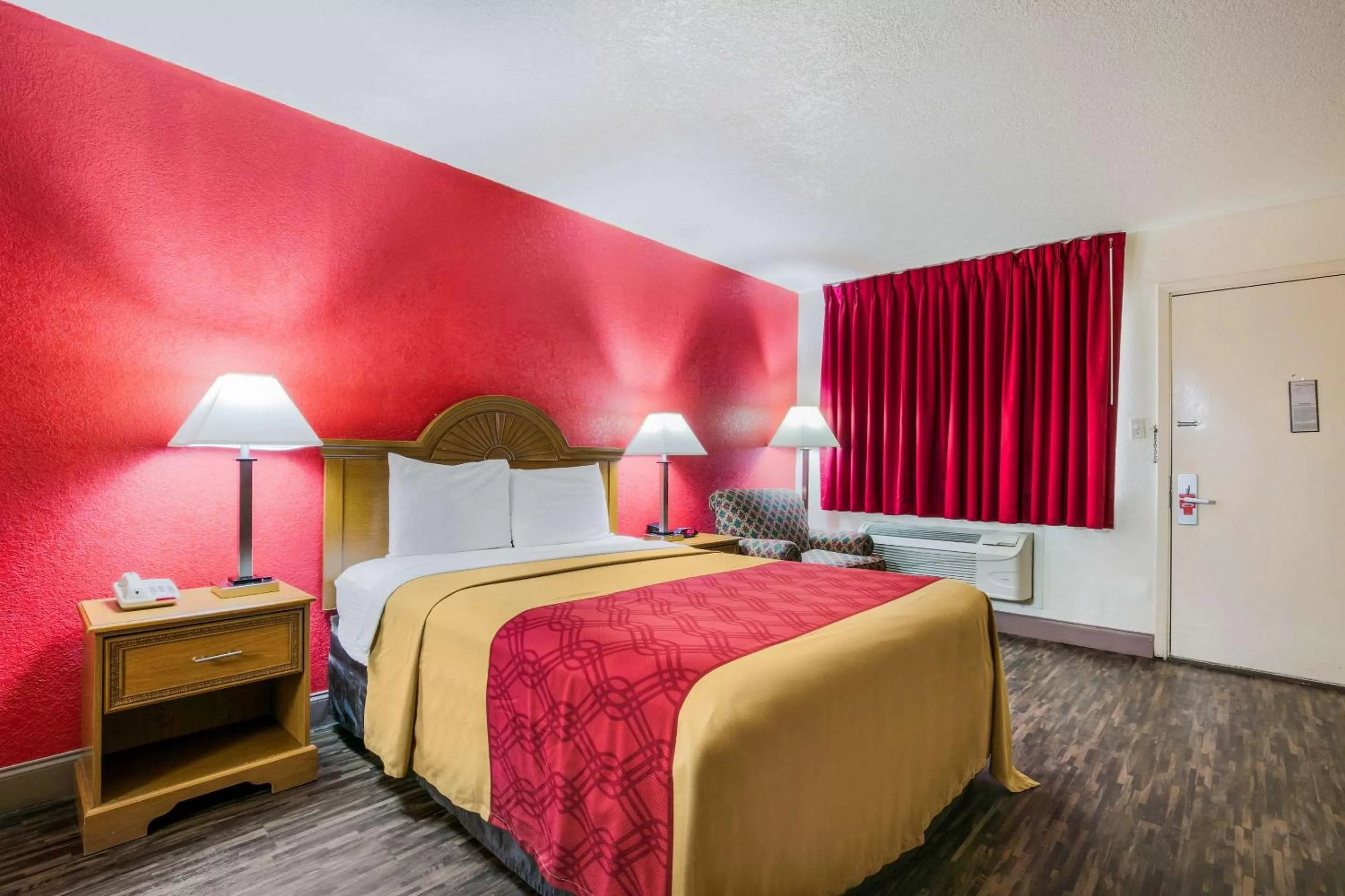 Photo of the whole room, Bed in Econo Lodge & Suites Brinkley